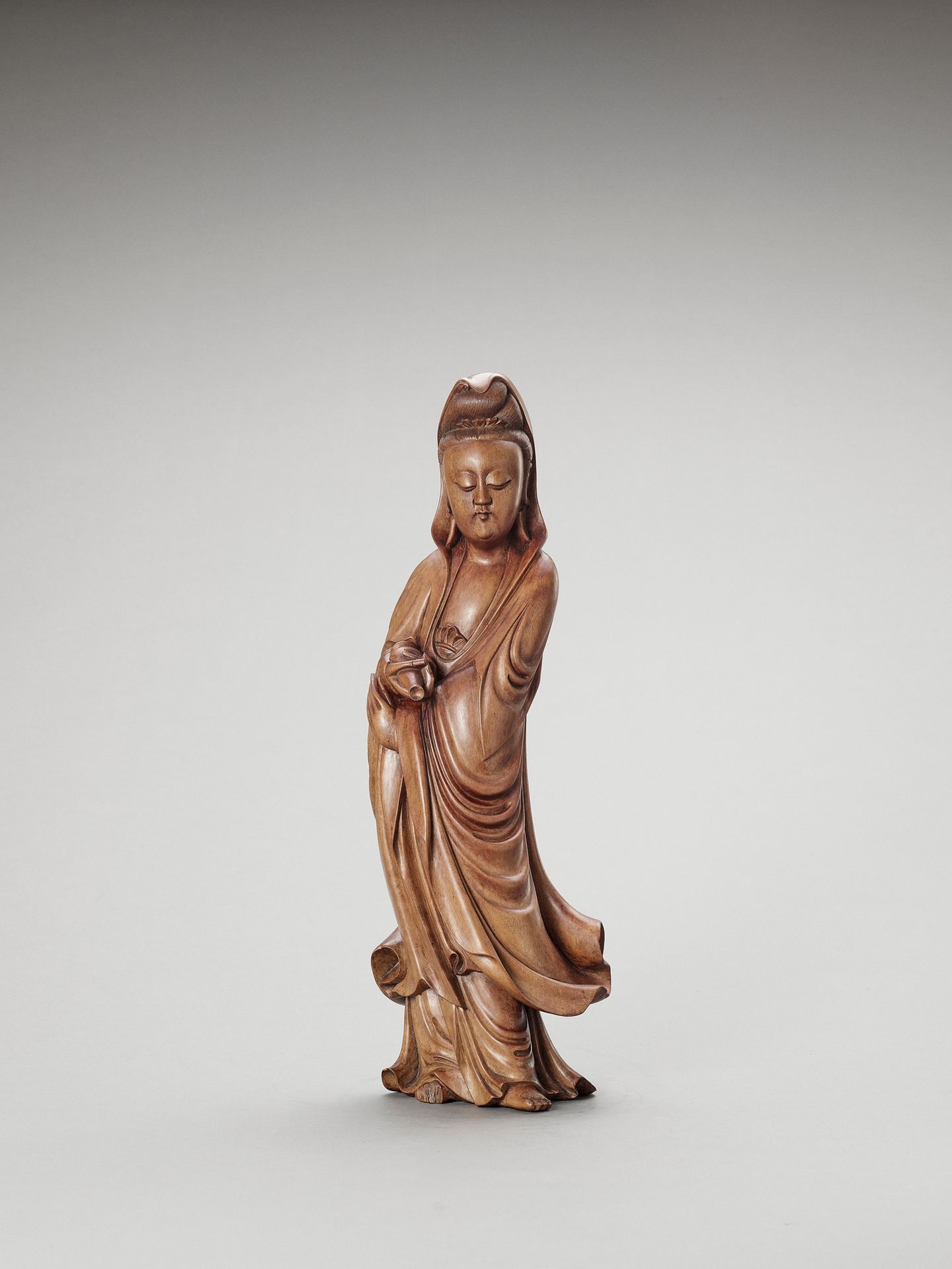 A BOXWOOD FIGURE OF GUANYIN, LATE QING BUCHHOLZFIGUR VON GUANYIN, SPÄTES QING
Ch&hellip;