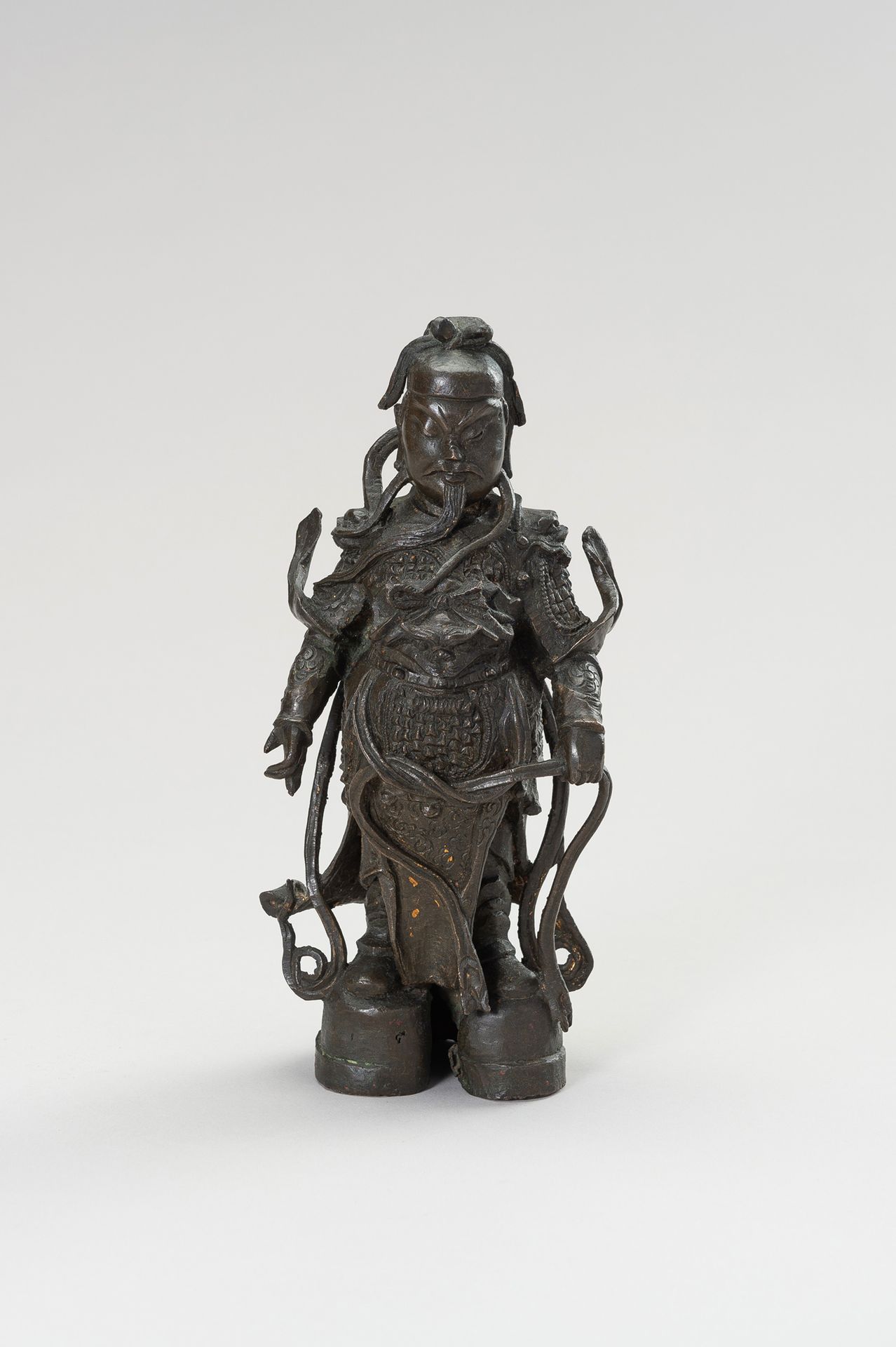 A BRONZE FIGURE OF A HEAVENLY KING 天王铜像
中国，明朝（1368-1644）。这尊沉重的青铜雕像描绘的是西方的守护者，"万物&hellip;