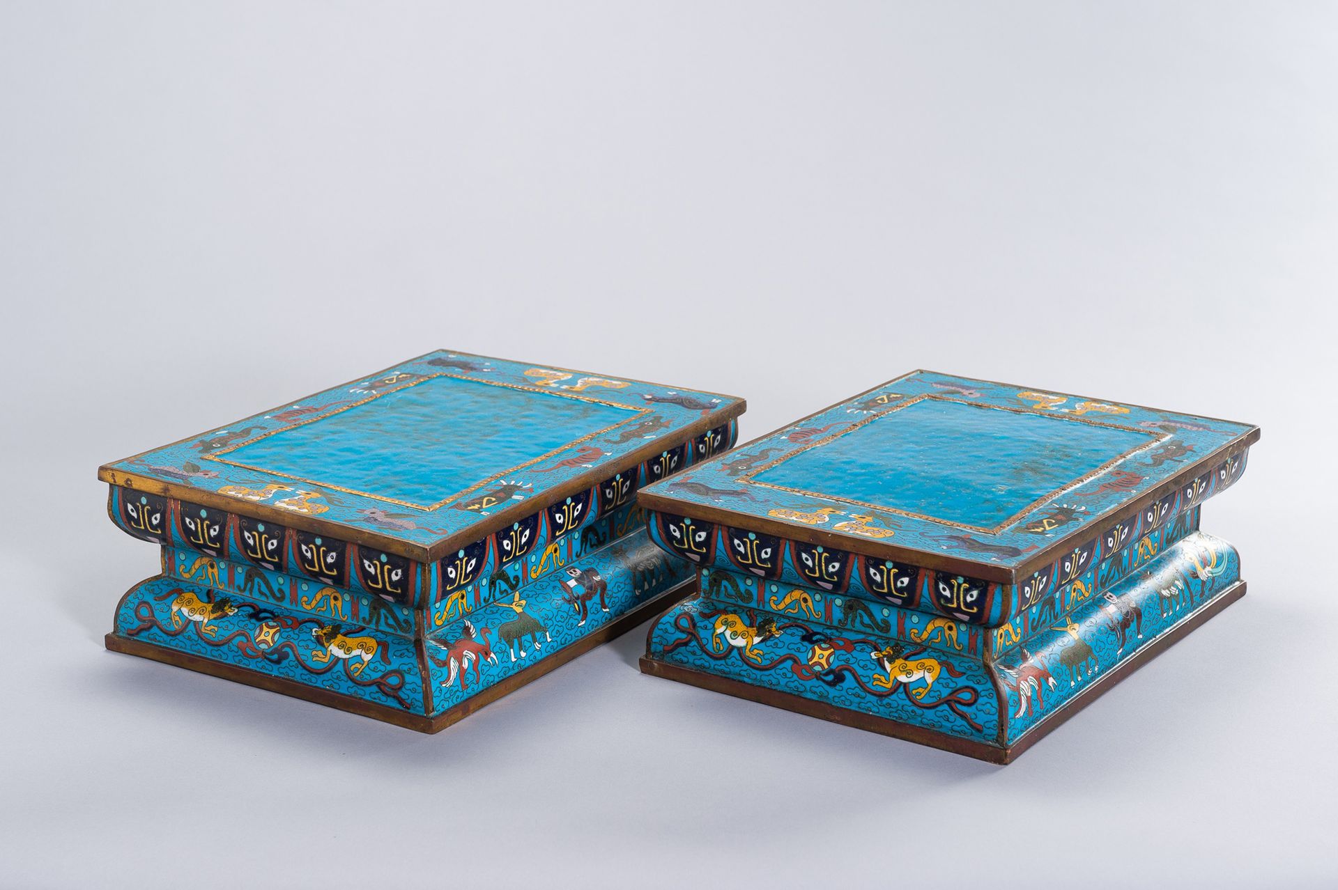 A PAIR OF LARGE GILT BRONZE CLOISONNÉ BASES PAR DE GRANDES BASES DE BRONCE DORAD&hellip;