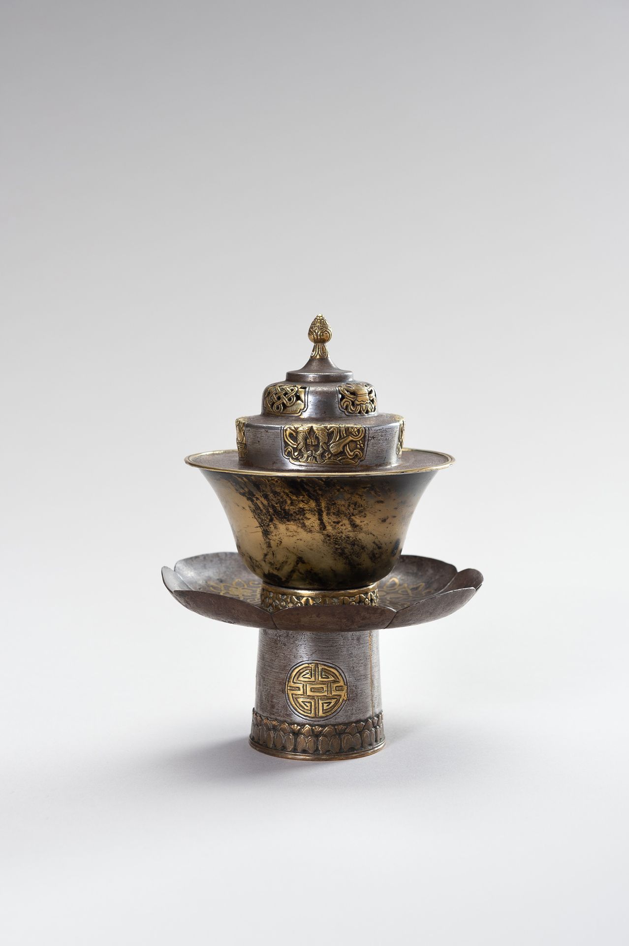 A PARCEL-GILT IRON AND JADE BUTTER TEA SET 一套铁皮和玉石面包茶具
西藏，铁皮部分是19世纪的，玉石碗是20世纪上半叶&hellip;