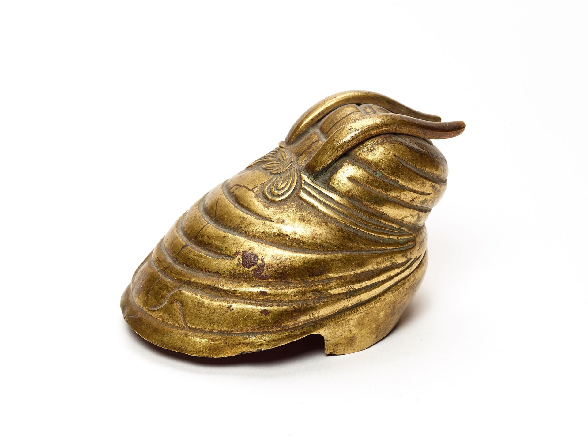 A FIRE-GILT TIBETO-CHINESE COPPER REPOUSSÉ RHYTON, QING DYNASTY 一件火鎏金的西藏铜制复制品，清朝&hellip;