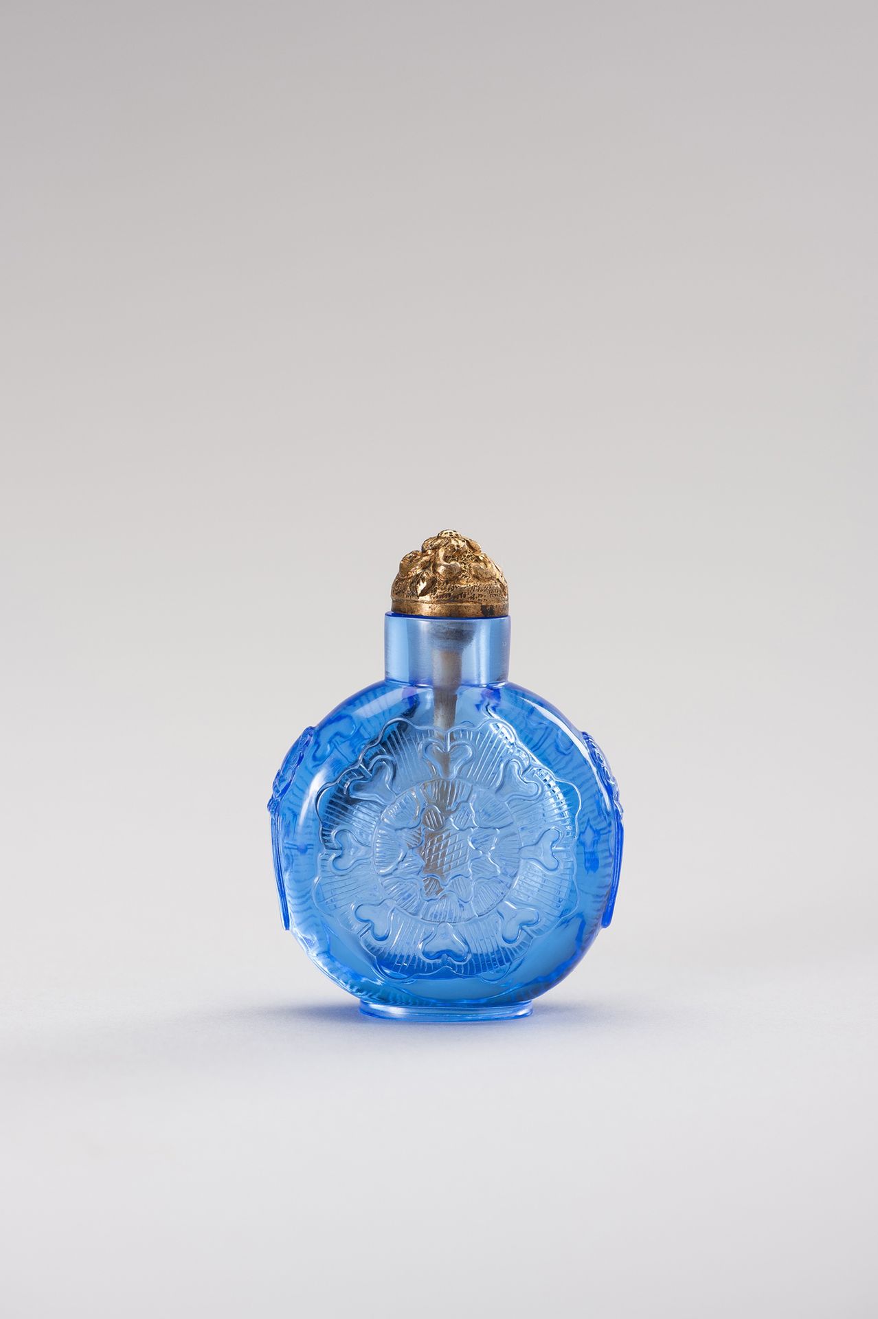 A TRANSPARENT BLUE GLASS SNUFF BOTTLE BOTTIGLIA DI VETRO BLU TRASPARENTE
Cina, d&hellip;