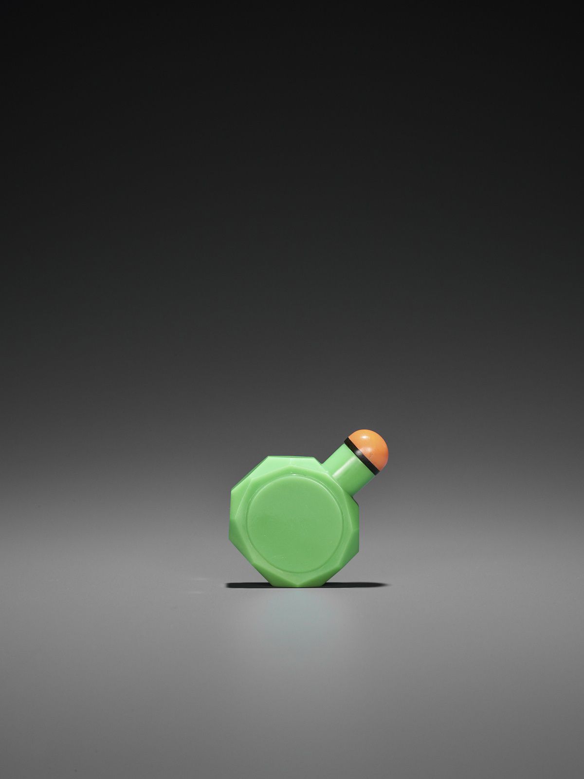 A FACETED GREEN GLASS SNUFF BOTTLE, 18TH CENTURY 18世纪绿玻璃鼻烟壶
中国，18世纪。可能是御用的，归于宫廷作&hellip;