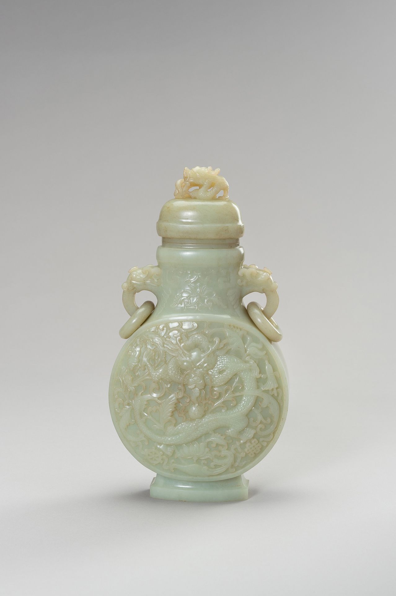 A LARGE CELADON JADE ‘DRAGON’ VASE AND COVER 一个巨大的青花瓷玉 "龙 "瓶和盖子
中国，清末（1644-1912）&hellip;