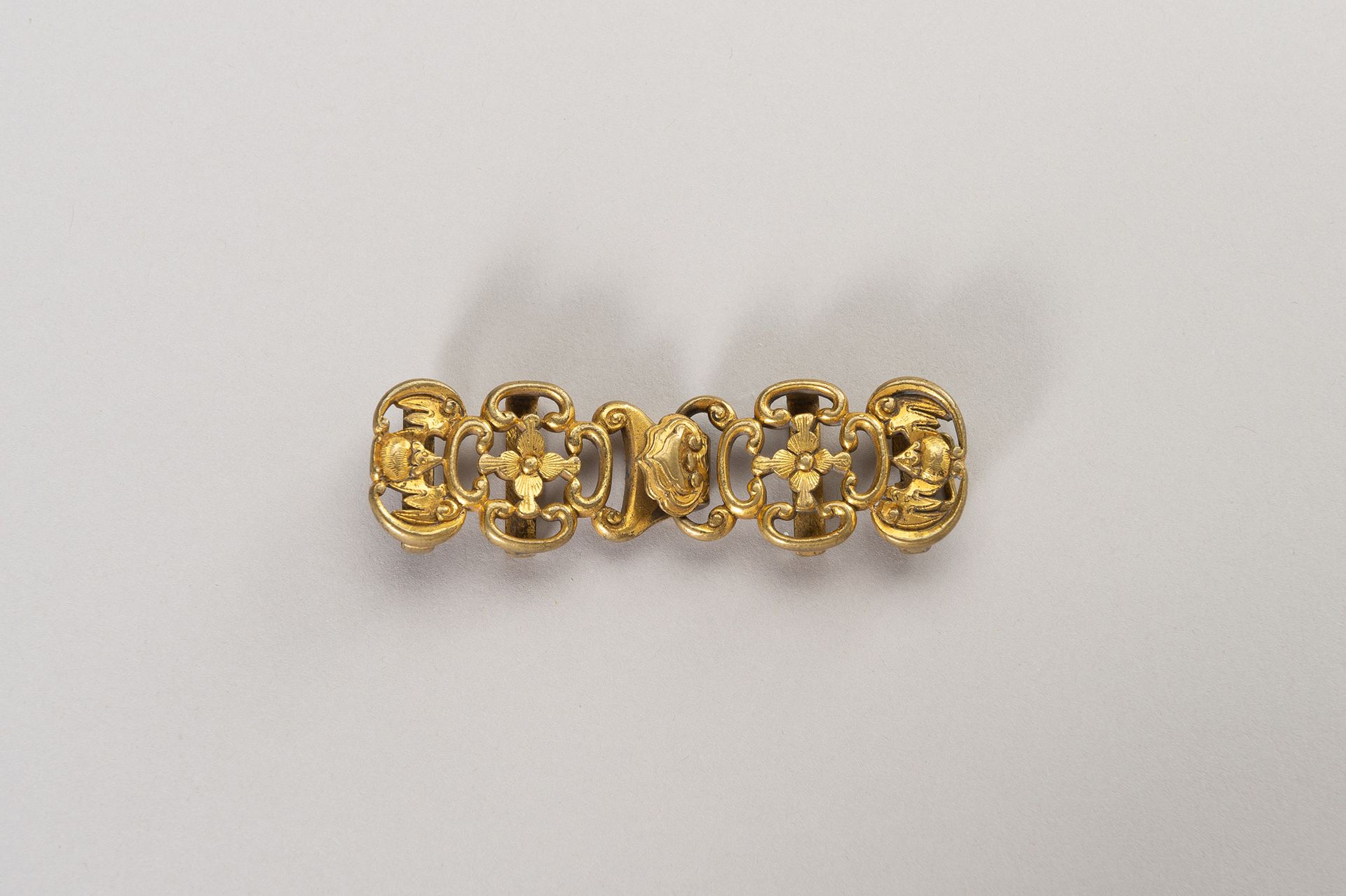 AN APPEALING GILT BRONZE BELT HOOK 一个吸引人的镀金铜带钩
中国，清朝（1644-1912）。

狀況良好。 状态很好，有磨损&hellip;