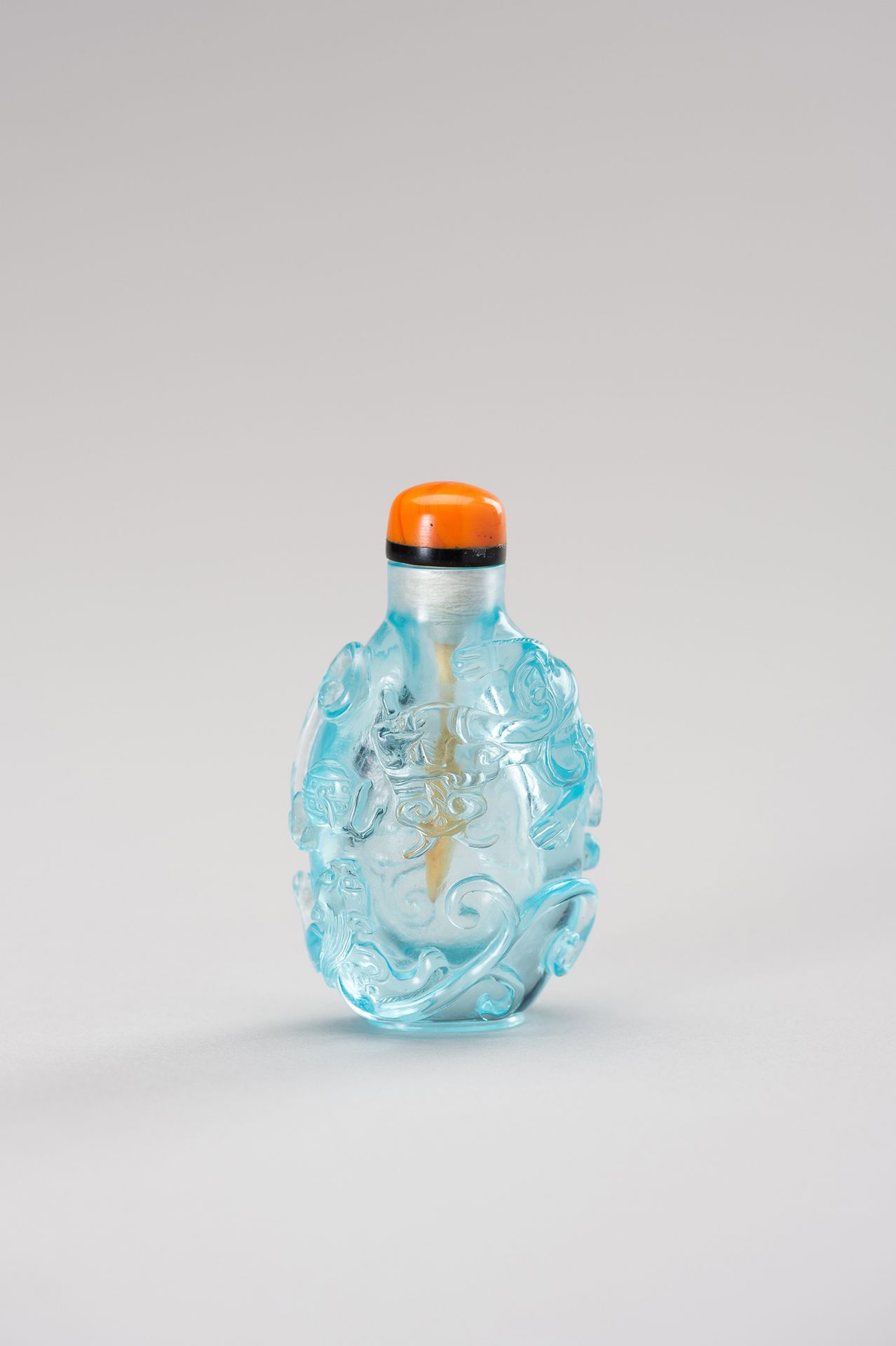 A TRANSPARENT ‘CHILONG’ AQUAMARINE GLASS SNUFF BOTTLE 一个透明的 "奇隆 "水玻璃鼻烟壶
中国，清末（16&hellip;