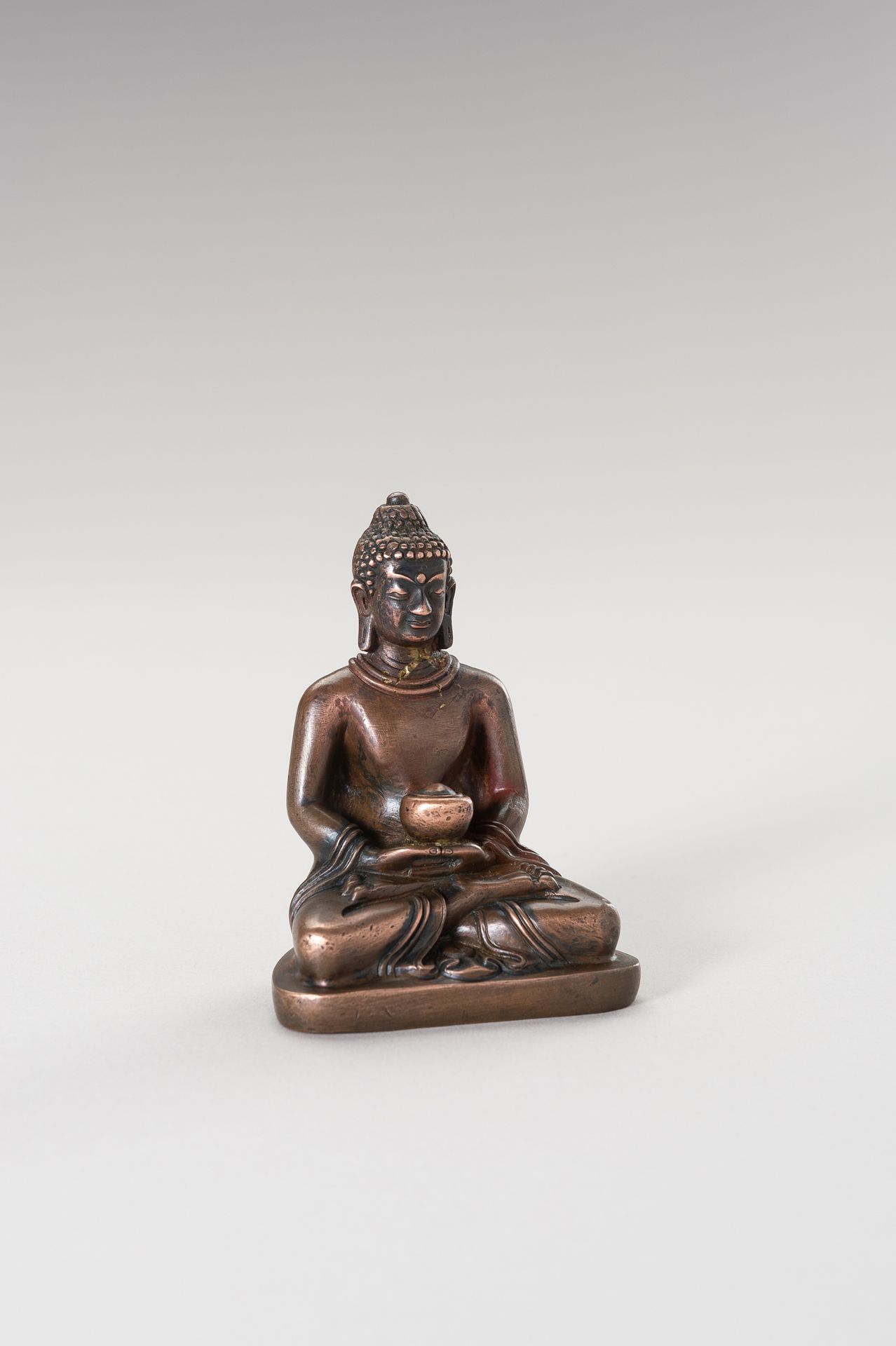 A HEAVY COPPER BRONZE FIGURE OF BUDDHA AMITABHA 重型铜质阿弥陀佛铜像
西藏，19世纪。描绘的是阿弥陀佛坐姿，腿上&hellip;