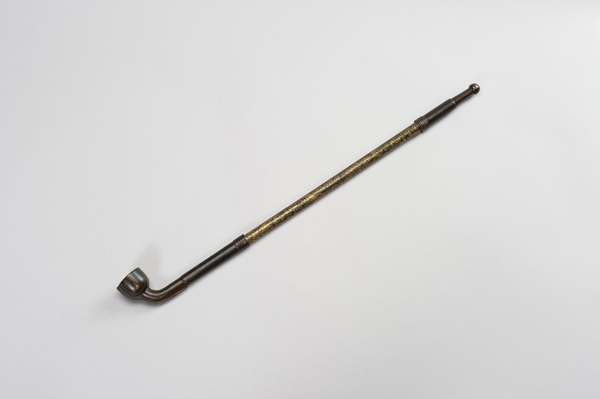 A RARE EXTENDABLE BRONZE OPIUM PIPE, XIANFENG MARK AND PERIOD 罕见的可延长的铜制鸦片烟斗，咸丰标记&hellip;