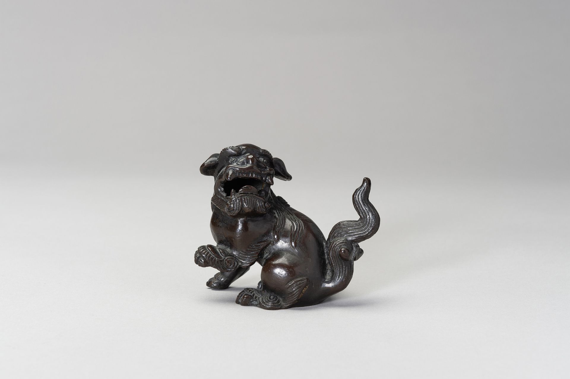 A BRONZE ‘BUDDHIST LION’ JOSS STICK HOLDER 一件青铜 "佛教狮子 "JOSS STICK HOLDER
中国，明末（1&hellip;