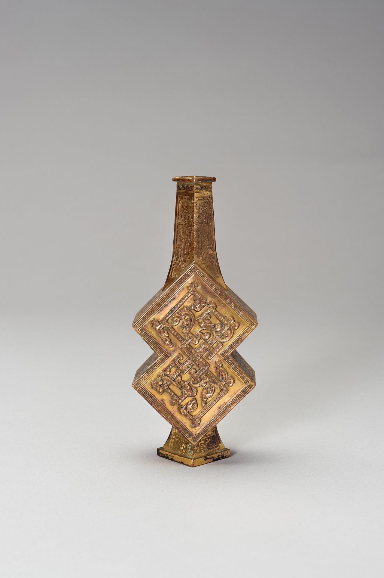 A GILT COPPER-ALLOY ‘DRAGON’ VASE 铜铝鎏金龙纹花瓶
中国，清朝（1644-1912）。双菱形花瓶的正面和背面装饰有高浮雕的赤龙&hellip;