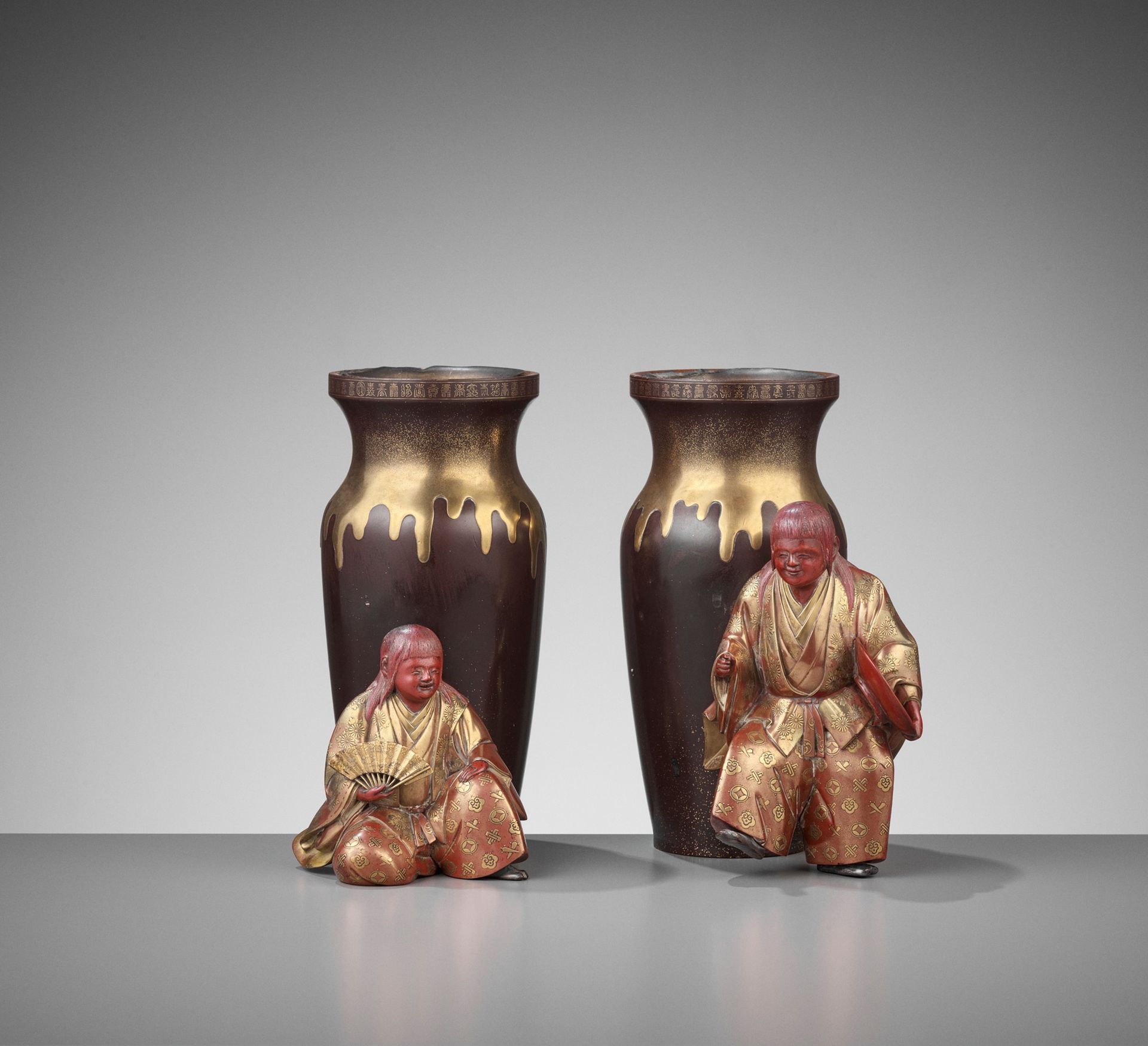 A FINE PAIR OF LACQUER VASES WITH SHOJO AND SAKE JARS 一对精美的酒瓶和酒壶
日本，明治时期（1868-19&hellip;