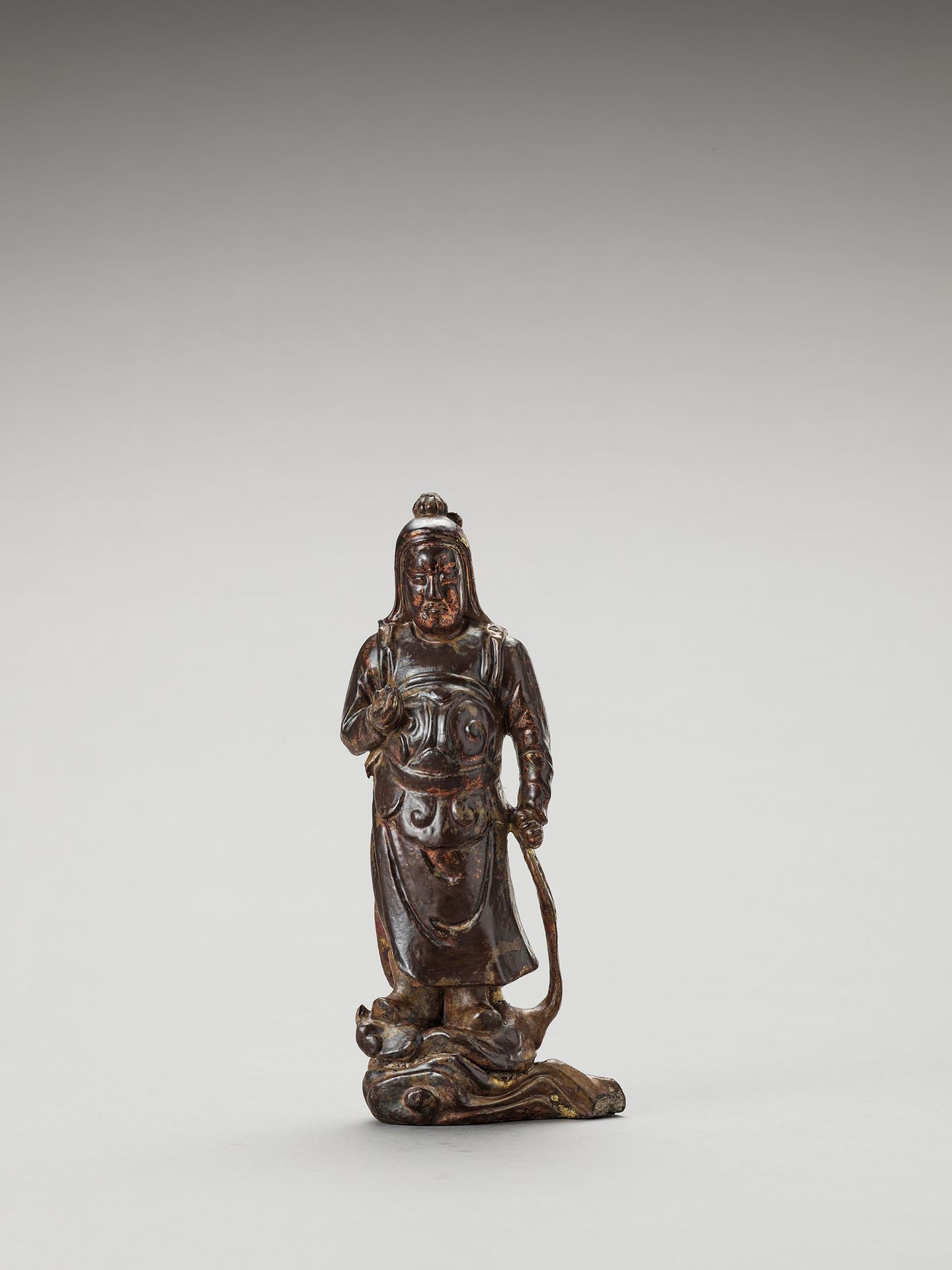 A GILT AND LACQUERED WOOD FIGURE OF A HEAVENLY KING, MING A GILT AND LACQUERED W&hellip;