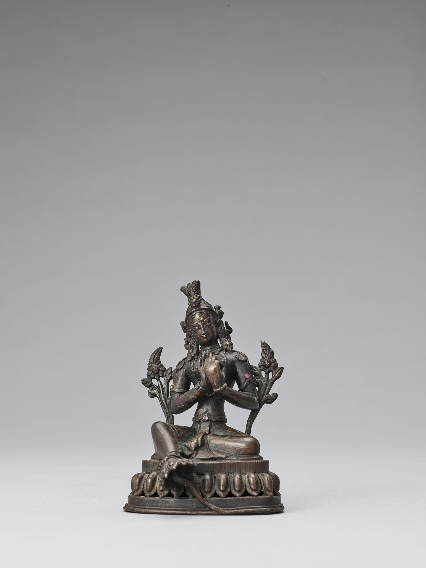 A NEPALESE BRONZE FIGURE OF GREEN TARA, 18TH-19TH CENTURY 尼泊尔青铜雕像，18-19世纪
尼泊尔，18&hellip;
