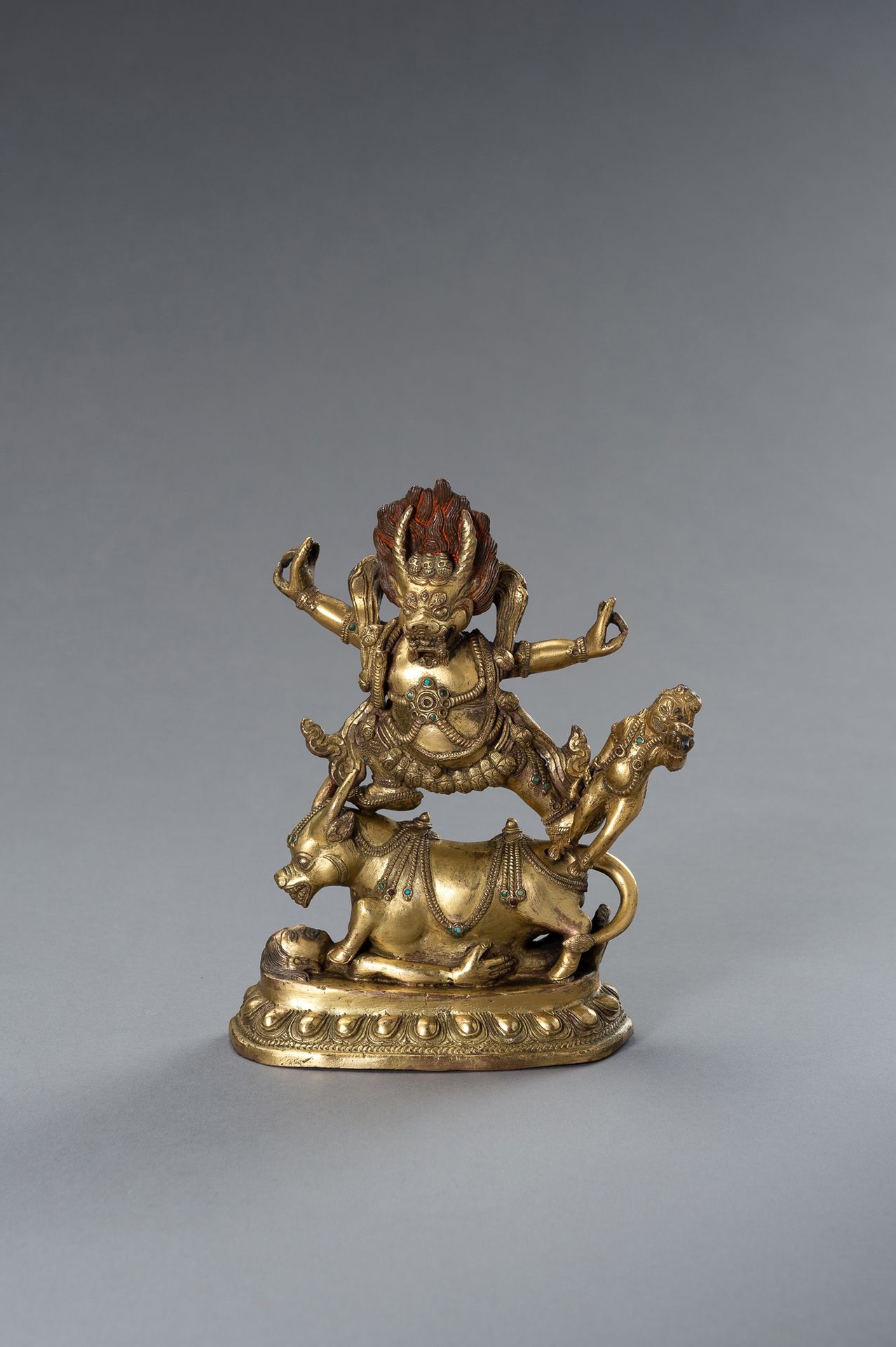A TIBETAN GILT BRONZE FIGURE OF YAMA DHARMARAJA 一件西藏鎏金铜像YAMA DHARMARAJA
西藏，20世纪上&hellip;