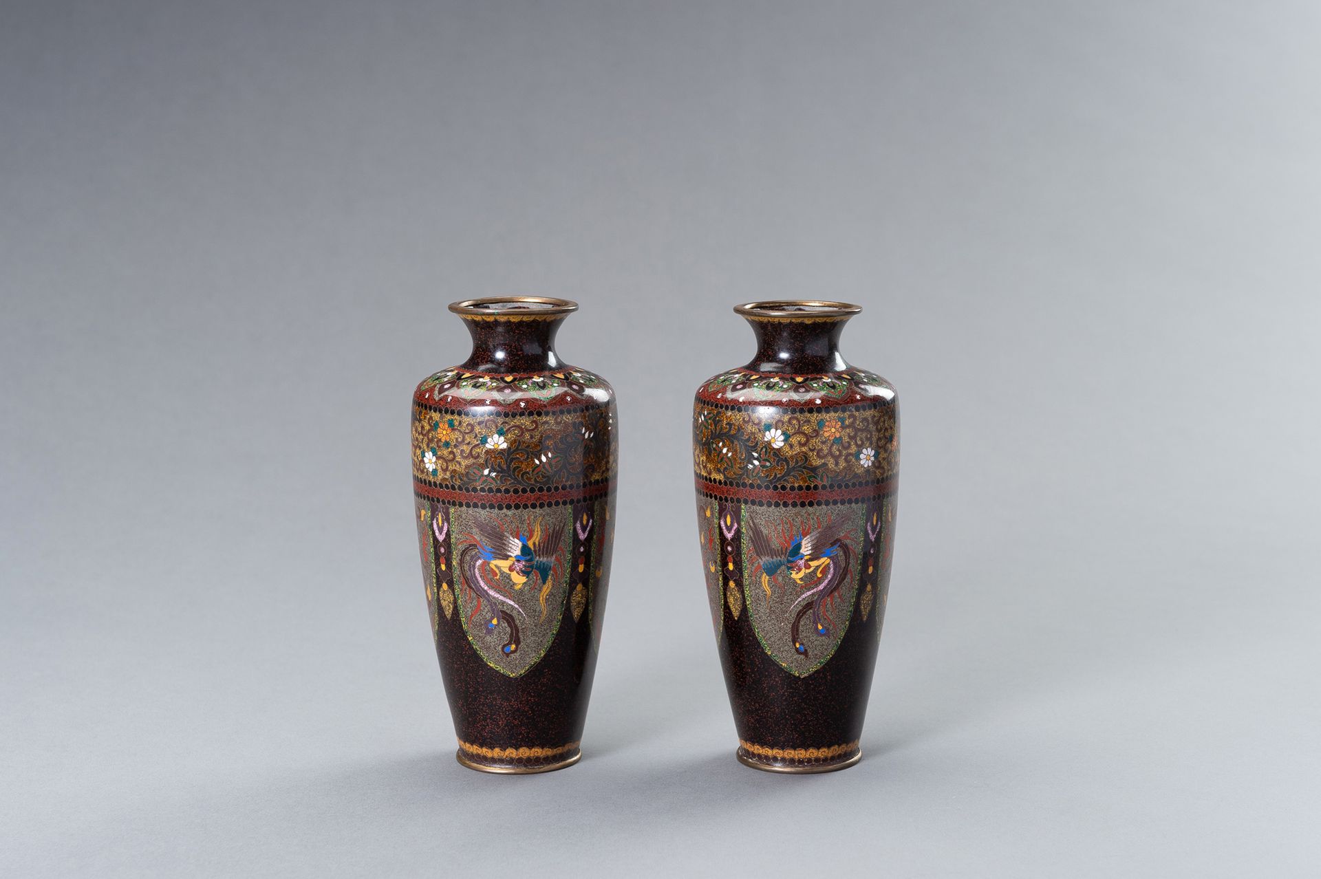 A PAIR OF TWO CLOISONNÉ ENAMEL VASES 一对掐丝珐琅花瓶
日本，明治时期（1868-1912）

这两个掐丝花瓶呈柱状，以铜丝&hellip;