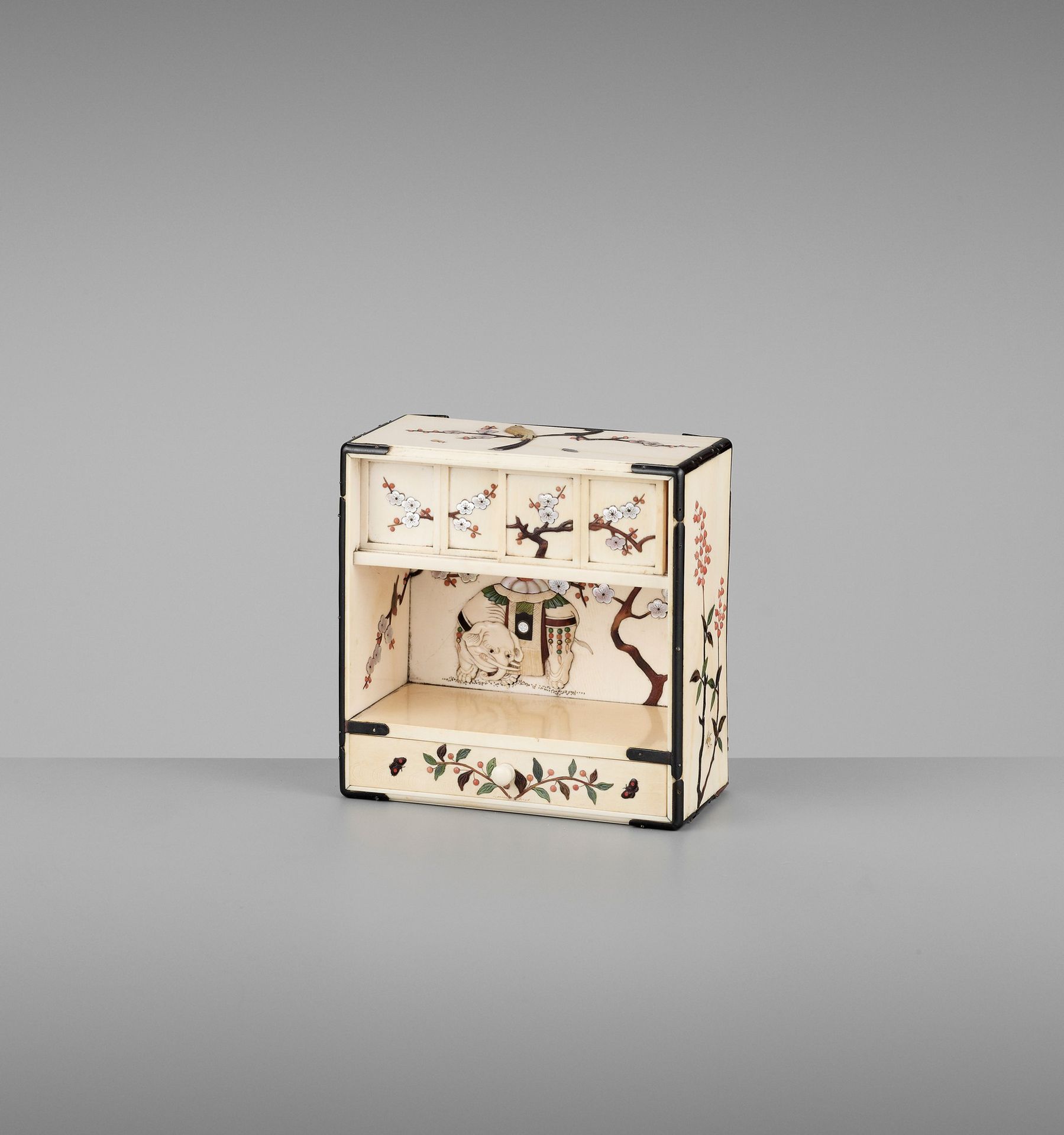 A MINIATURE SHIBAYAMA-INLAID IVORY DISPLAY CABINET 
小型柴山嵌白玉陈列
柜



日本，明治时期（1868-&hellip;