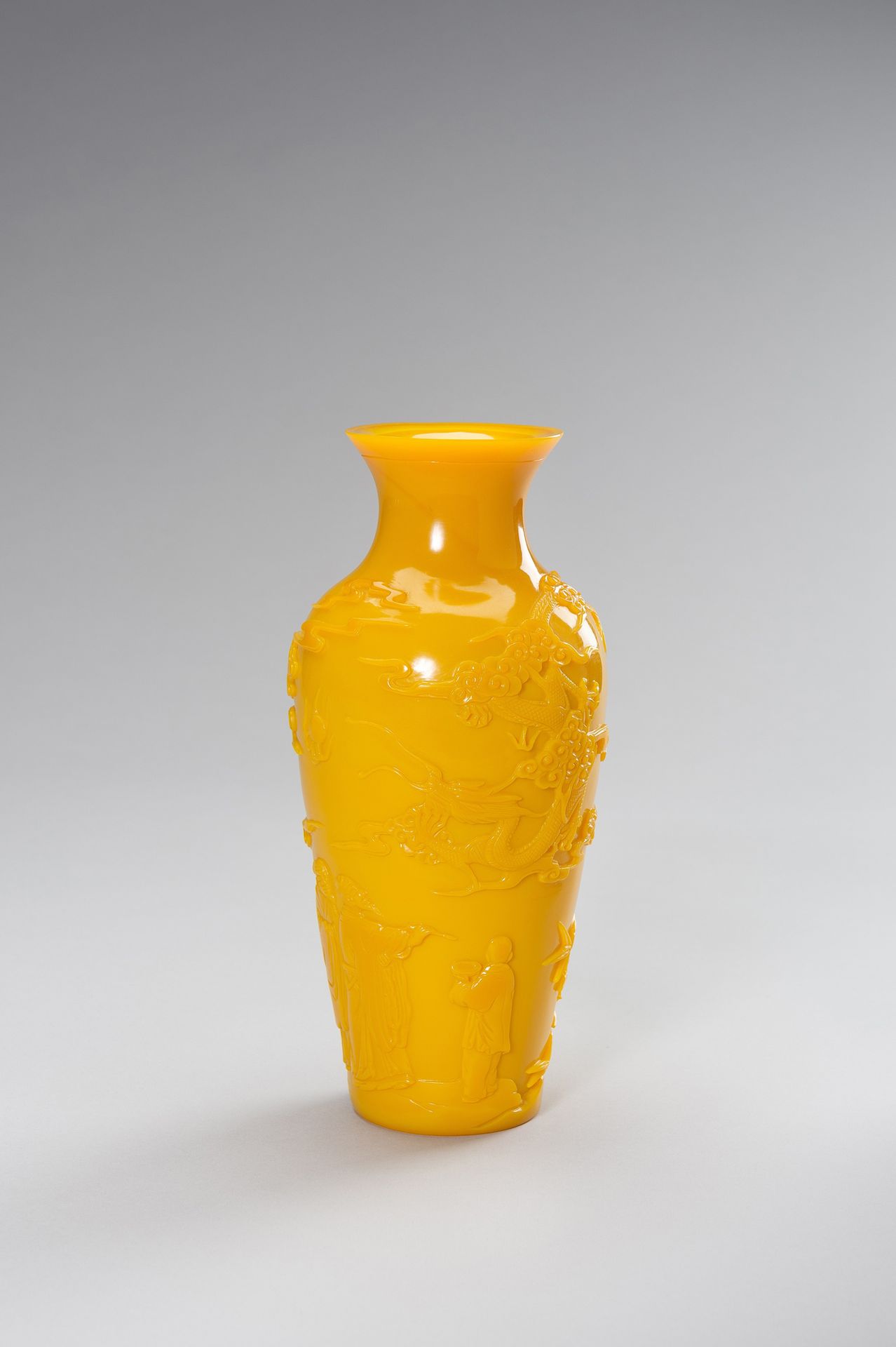 A DECORATIVE ‘IMPERIAL YELLOW’ BEIJING GLASS VASE JARRON DE VIDRIO "AMARILLO IMP&hellip;