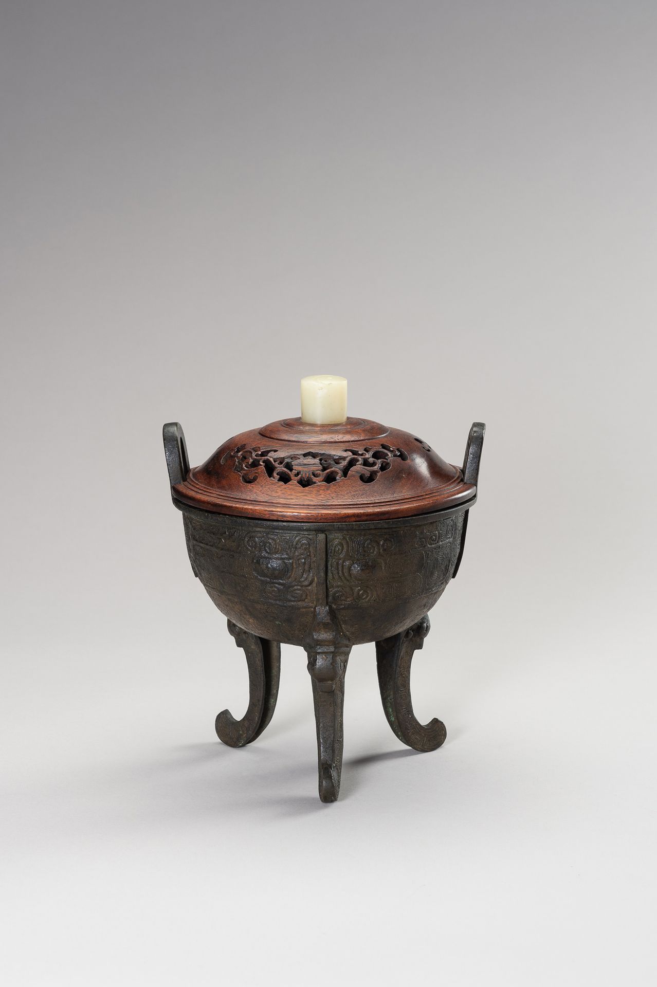AN ARCHAISTIC DING-FORM BRONZE TRIPOD CENSER 古代鼎形青铜器
中国，青铜器可追溯至明朝（1368-1644）；木盖和&hellip;