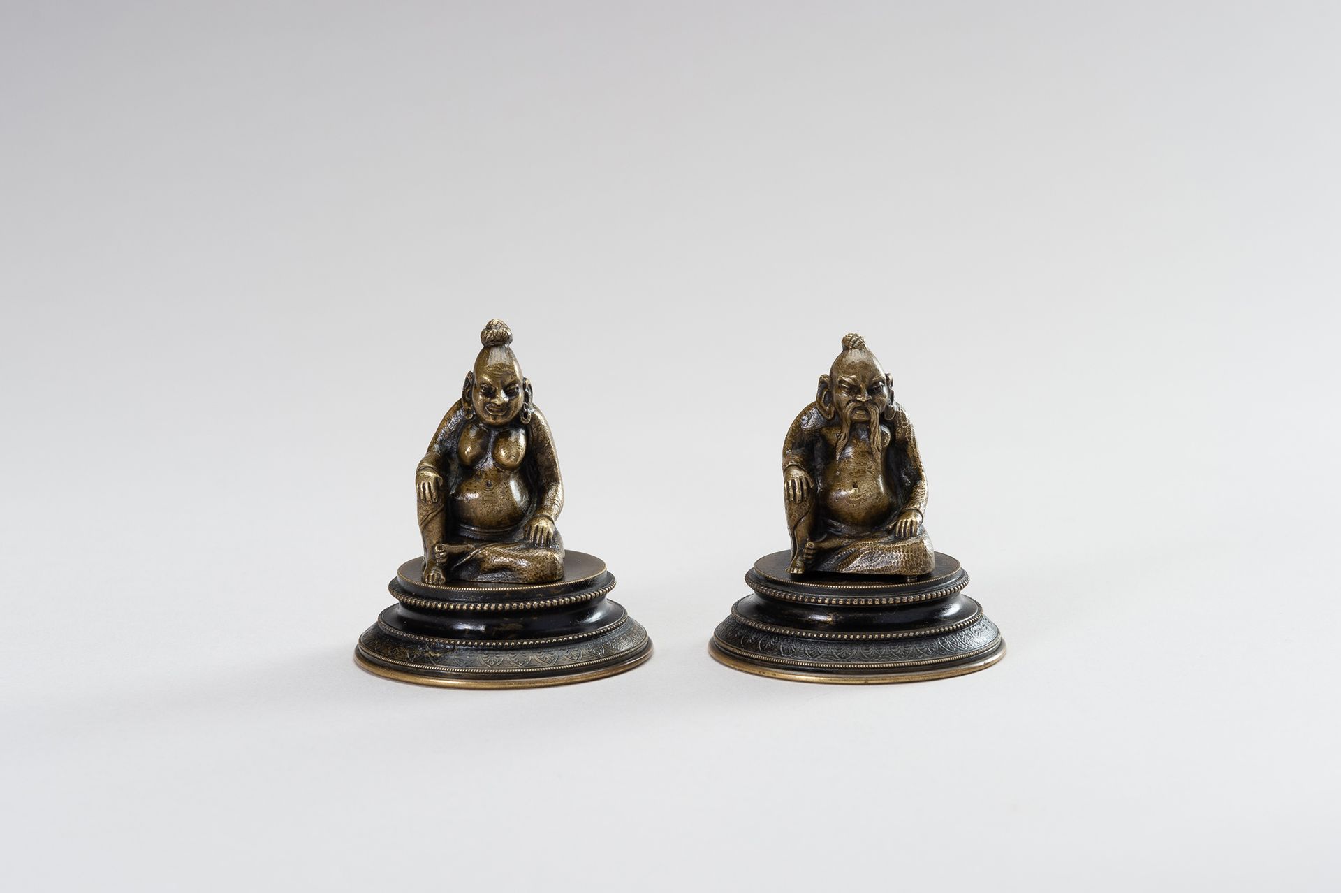A PAIR OF HIDDEN EROTICA CHINOISERIE BRONZE CONTAINERS 一对隐藏的情趣中国瓷器铜罐
欧洲，约1870年。精&hellip;