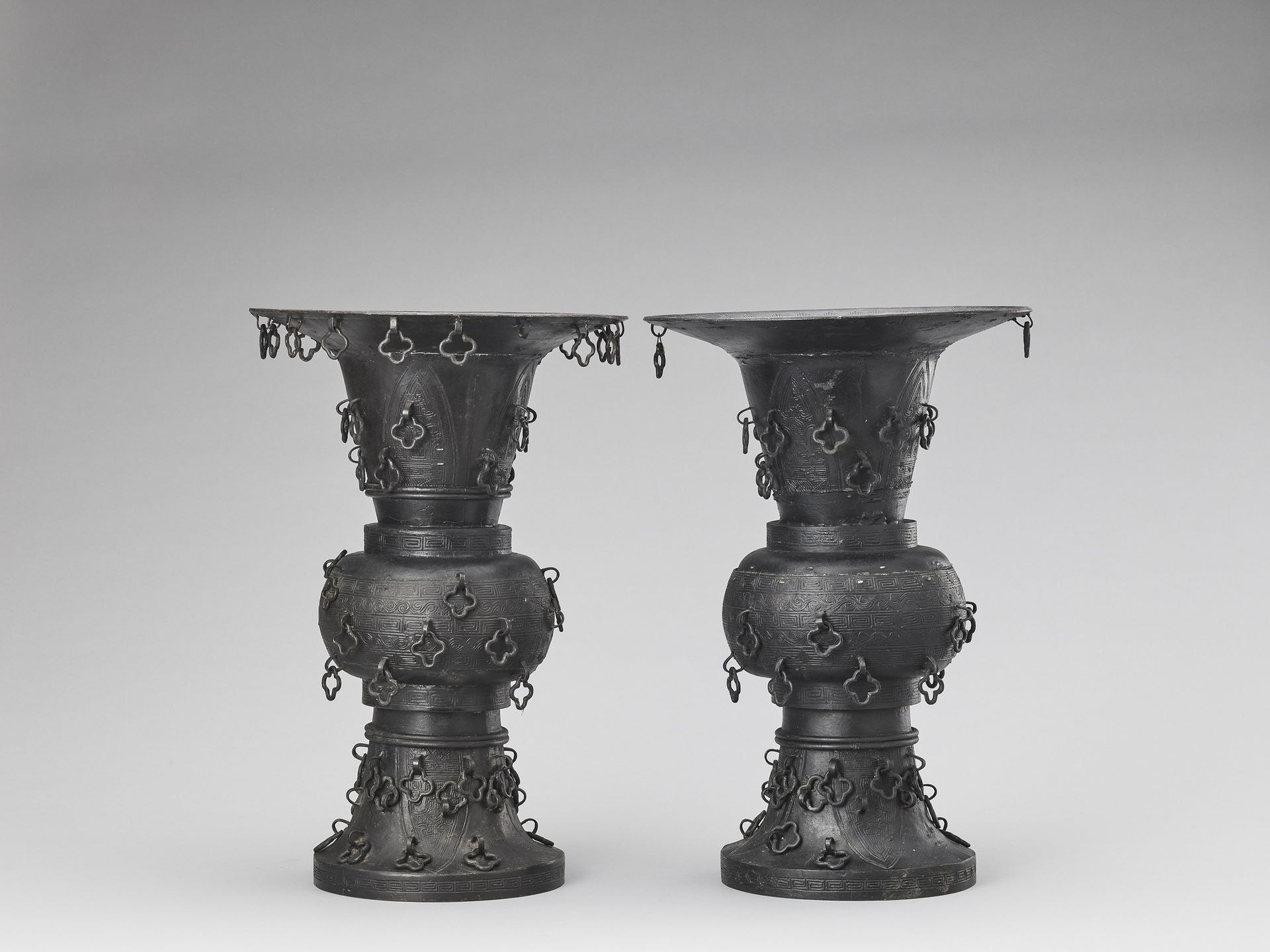 A PAIR OF METAL ALLOY ARCHAISTIC YEN YEN VASES, LATE QING TO REPUBLIC COPPIA DI &hellip;