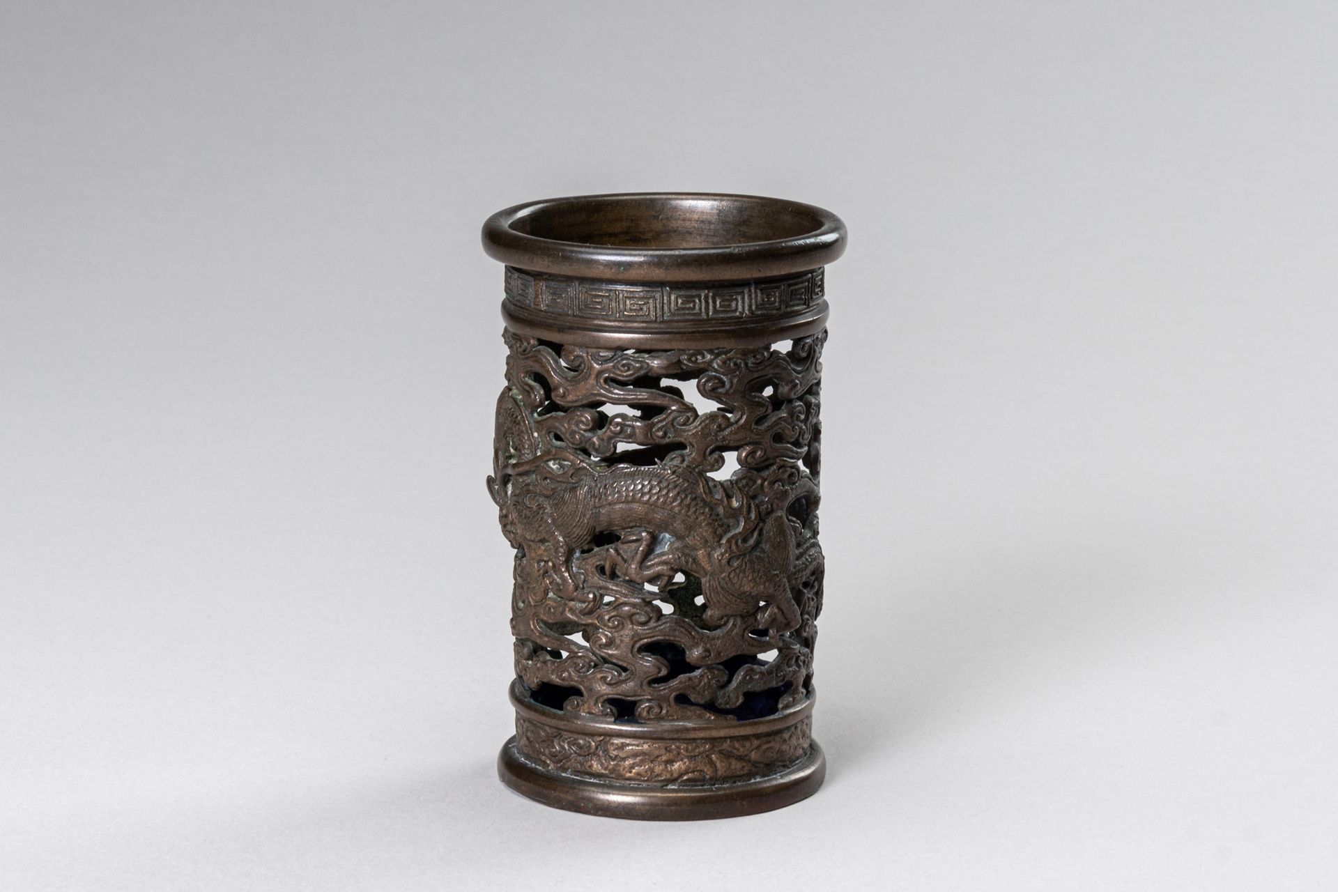 A RETICULATED MINIATURE BRONZE BRUSH POT, BITONG 一个小型青铜刷壶，BITONG
中国，清朝（1644-1912&hellip;