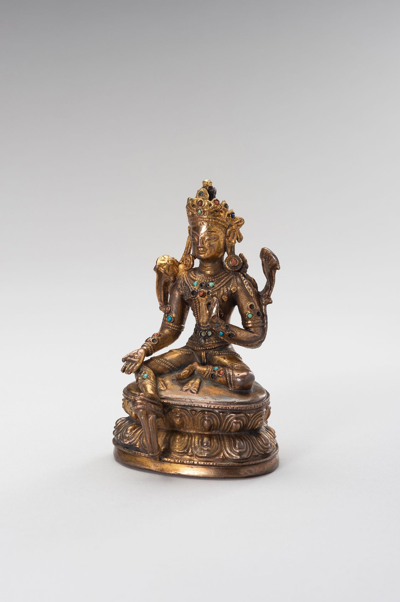 A SMALL GILT-BRONZE FIGURE OF GREEN TARA 小型镀金铜绿塔拉像
西藏，18-19世纪。坐在密封的双莲座上，右脚上有一朵小莲&hellip;