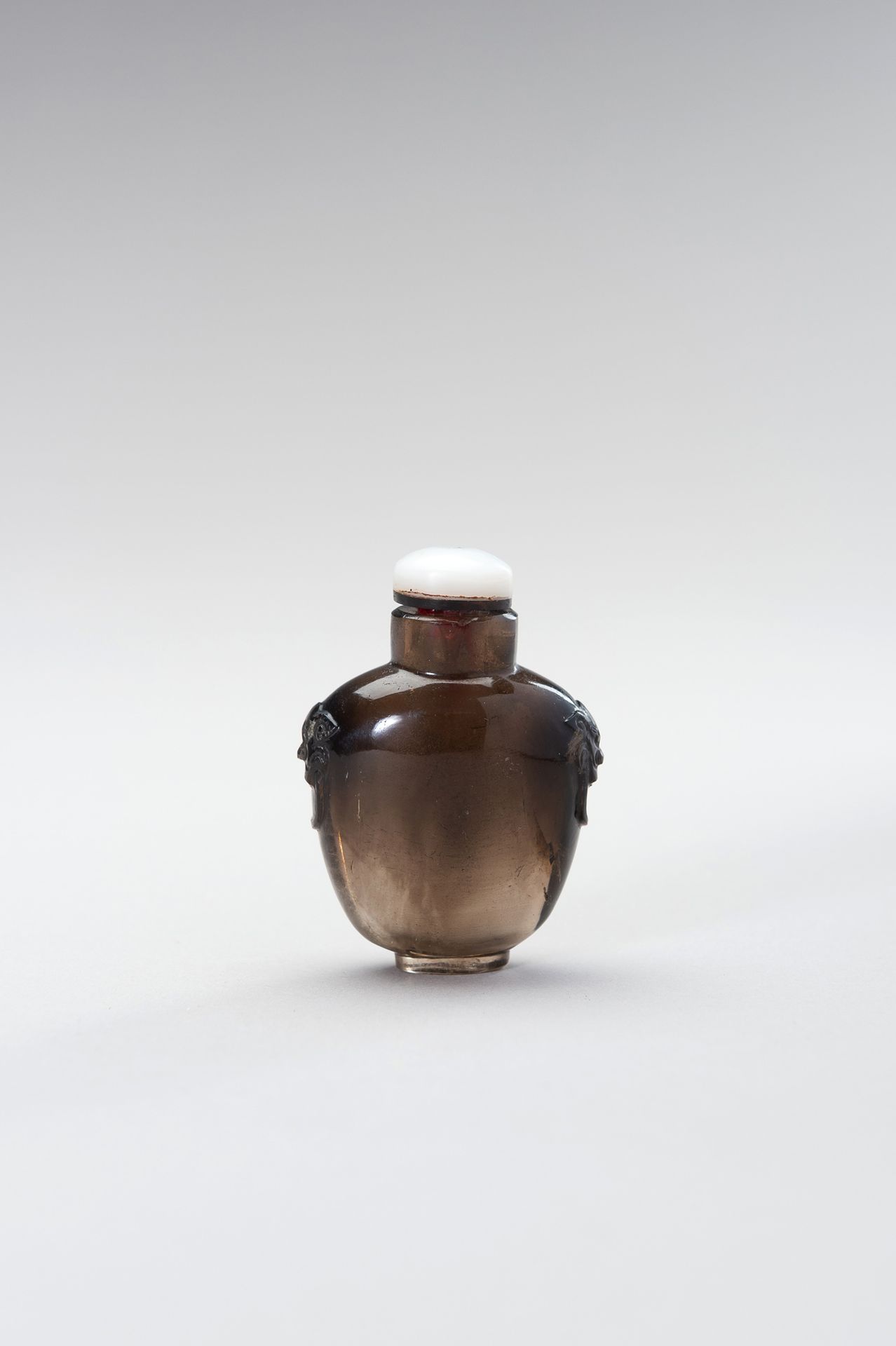 A ROCK CRYSTAL LADY’S SNUFF BOTTLE 石头水晶女士鼻烟壶
中国，清末（1644-1912）。半透明的棕色和白色的瓶子从短的椭圆形&hellip;