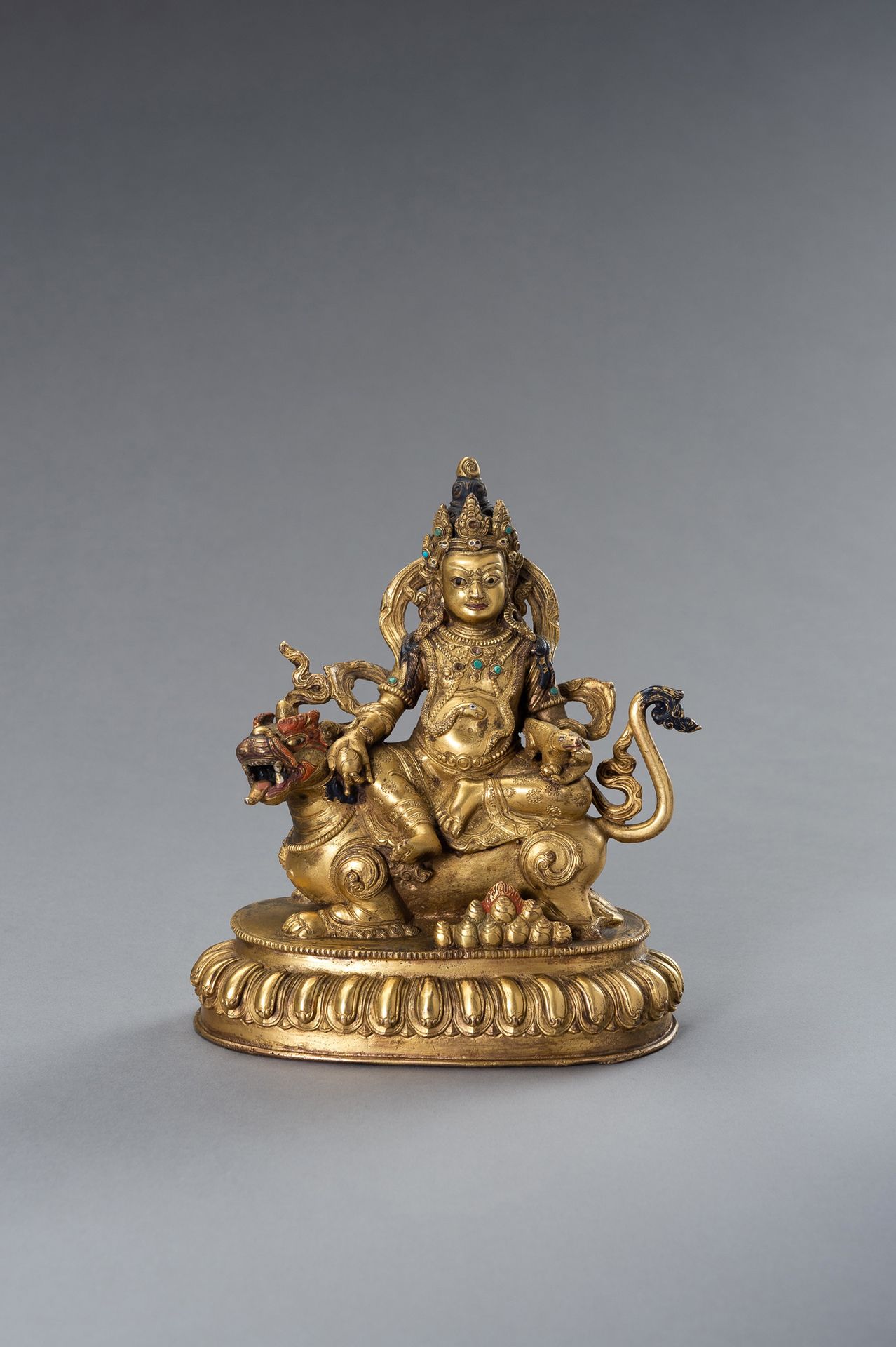A TIBETAN GILT BRONZE FIGURE OF KUBERA WITH BUDDHIST LION 西藏鎏金铜像：库伯拉与佛教狮子
西藏，20世&hellip;