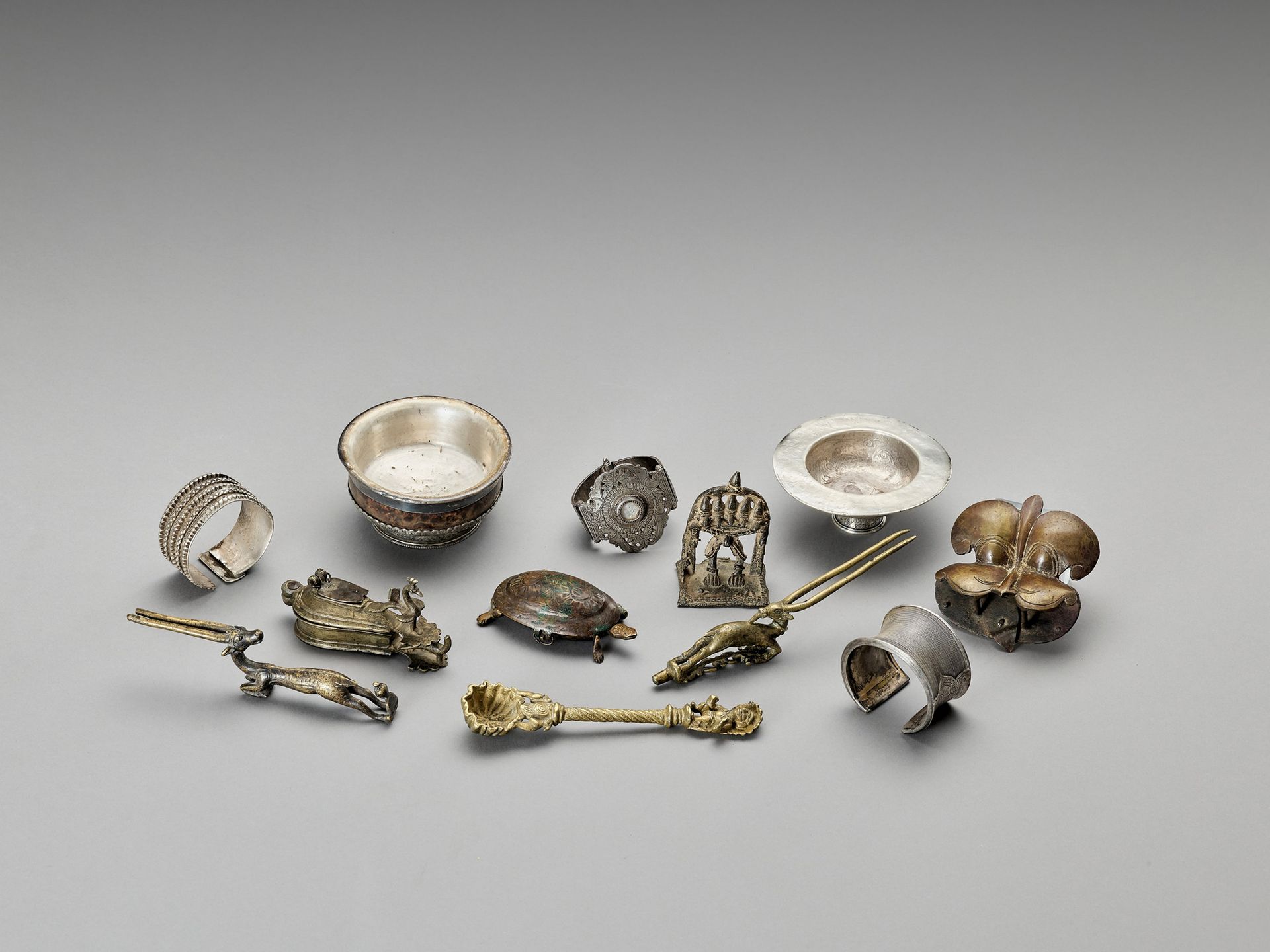 AN INTERESTING GROUP OF 12 METAL OBJECTS UN INTERESSANTE GRUPPO DI 12 OGGETTI IN&hellip;