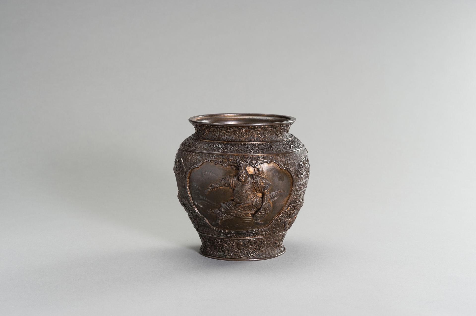 MIYAO: A BRONZE VASE DEPICTING A SAMURAI AND BIRDS MIYAO: 描绘武士和鸟的青铜花瓶
由Miyao公司制作&hellip;