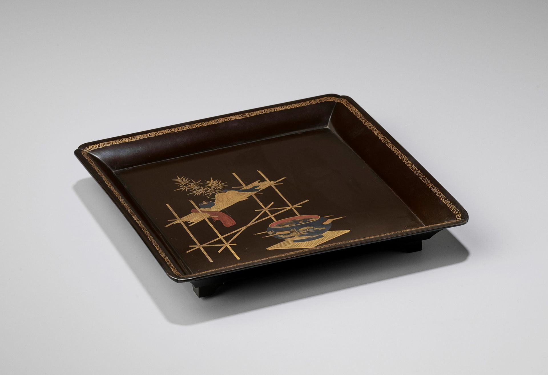 A BLACK LACQUER SQUARE TRAY 黑漆方形托盘
日本，19世纪，江户时代（1615-1868）

方形，由四个支架脚支撑，弧形边缘有缩进的&hellip;