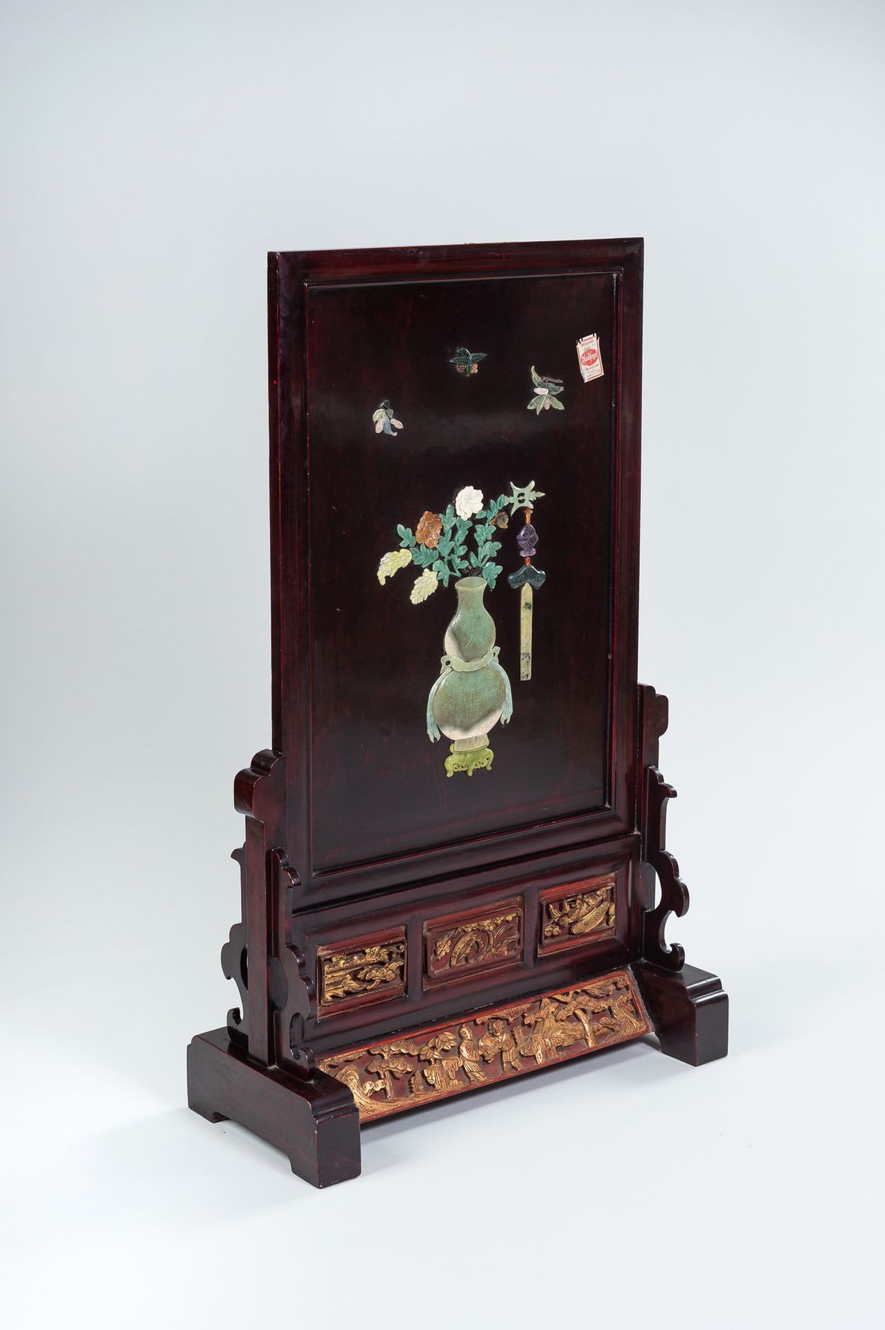 A LACQUERED WOOD TABLE SCREEN WITH INLAYS 
中国，清末（1644-1912年），一个带镶嵌物的硬木桌屏。面板上有硬石、&hellip;