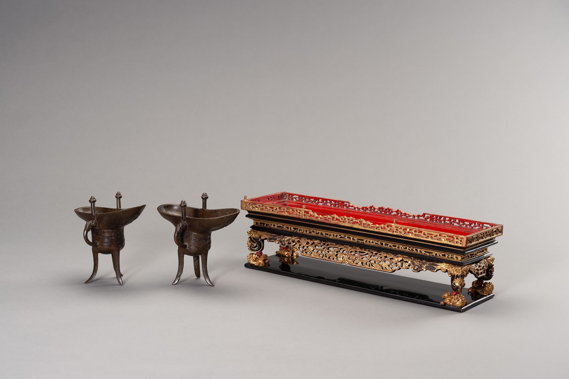 A RARE PAIR OF ARCHAISTIC BRONZE JUE QIANLONG MARK AND PERIOD Seltenes Paar arch&hellip;