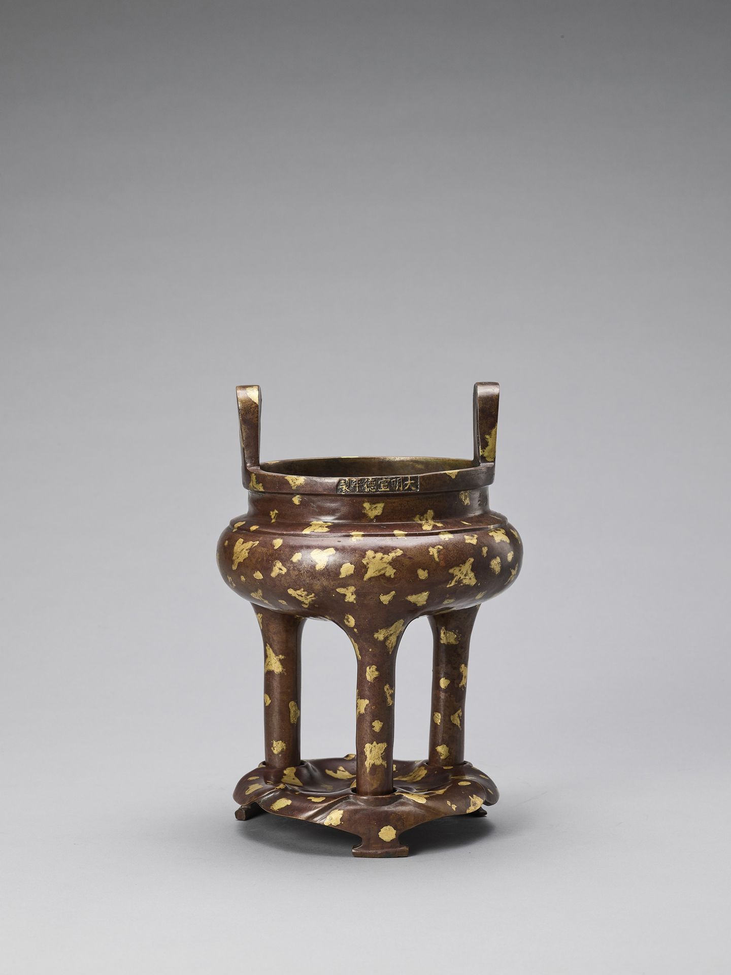 A GOLD-SPLASHED BRONZE TRIPOD CENSER WITH SIX-CHARACTER XUANDE MARK, QING GOLDGE&hellip;