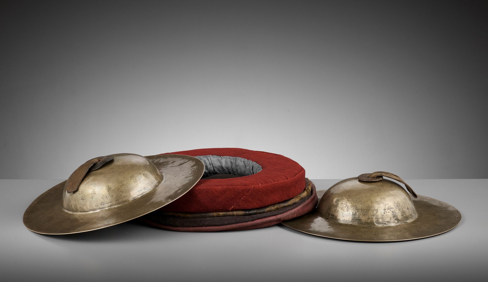 A PAIR OF BRONZE CYMBALS, BO, XUANDE MARK AND PERIOD, DATED 1431 PAIRE DE CYMBAL&hellip;
