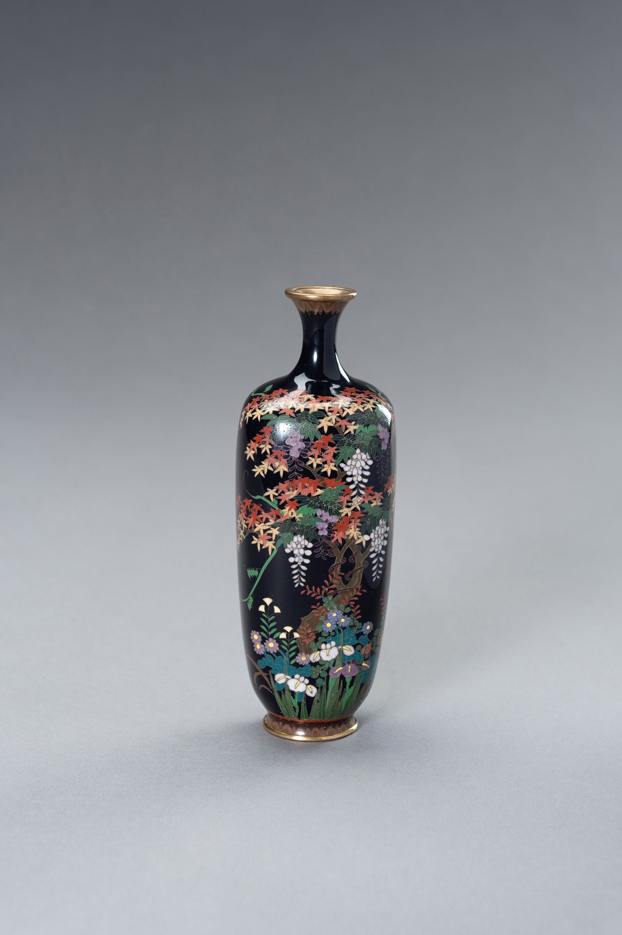 A CLOISONNÉ VASE WITH A MAPLE TREE AND FLOWERS 景泰蓝花瓶
日本，明治时期 (1868-1912)

狭长的颈部和&hellip;