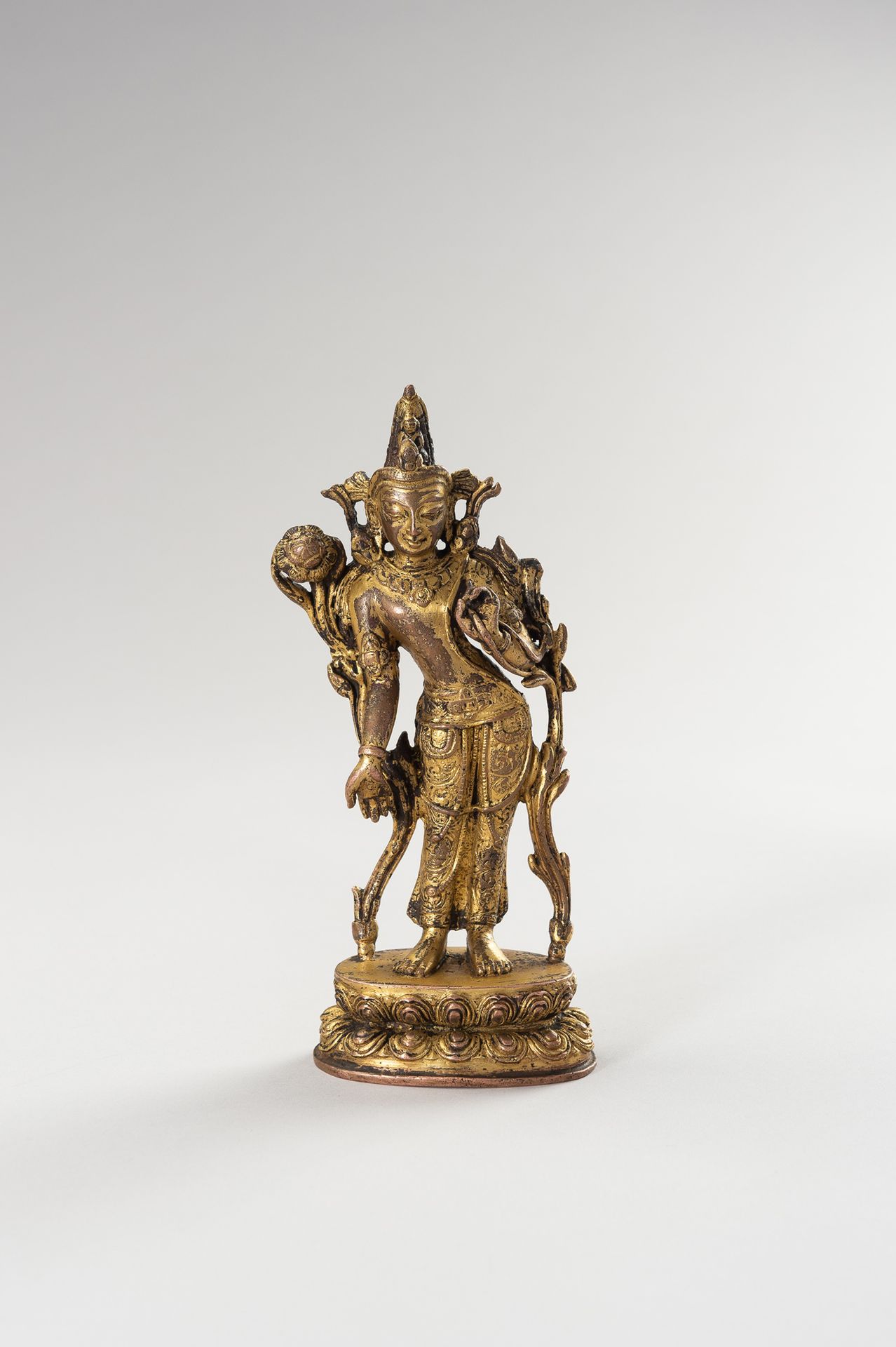 A NEPALESE GILT BRONZE FIGURE OF PADMAPANI FIGURE DE PADMAPANI EN BRONZE DORÉ NE&hellip;