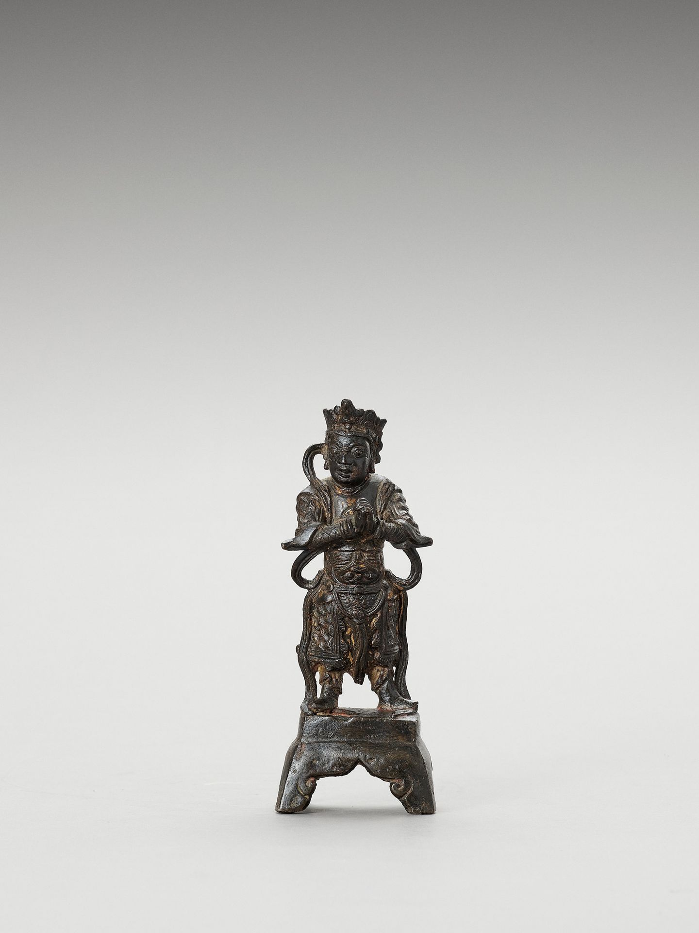 A BRONZE FIGURE OF A GUARDIAN KING, MING 一件铜制的国王雕像，明
中国，17世纪。铸在一个有脚的底座上，身穿铠甲，头戴王&hellip;