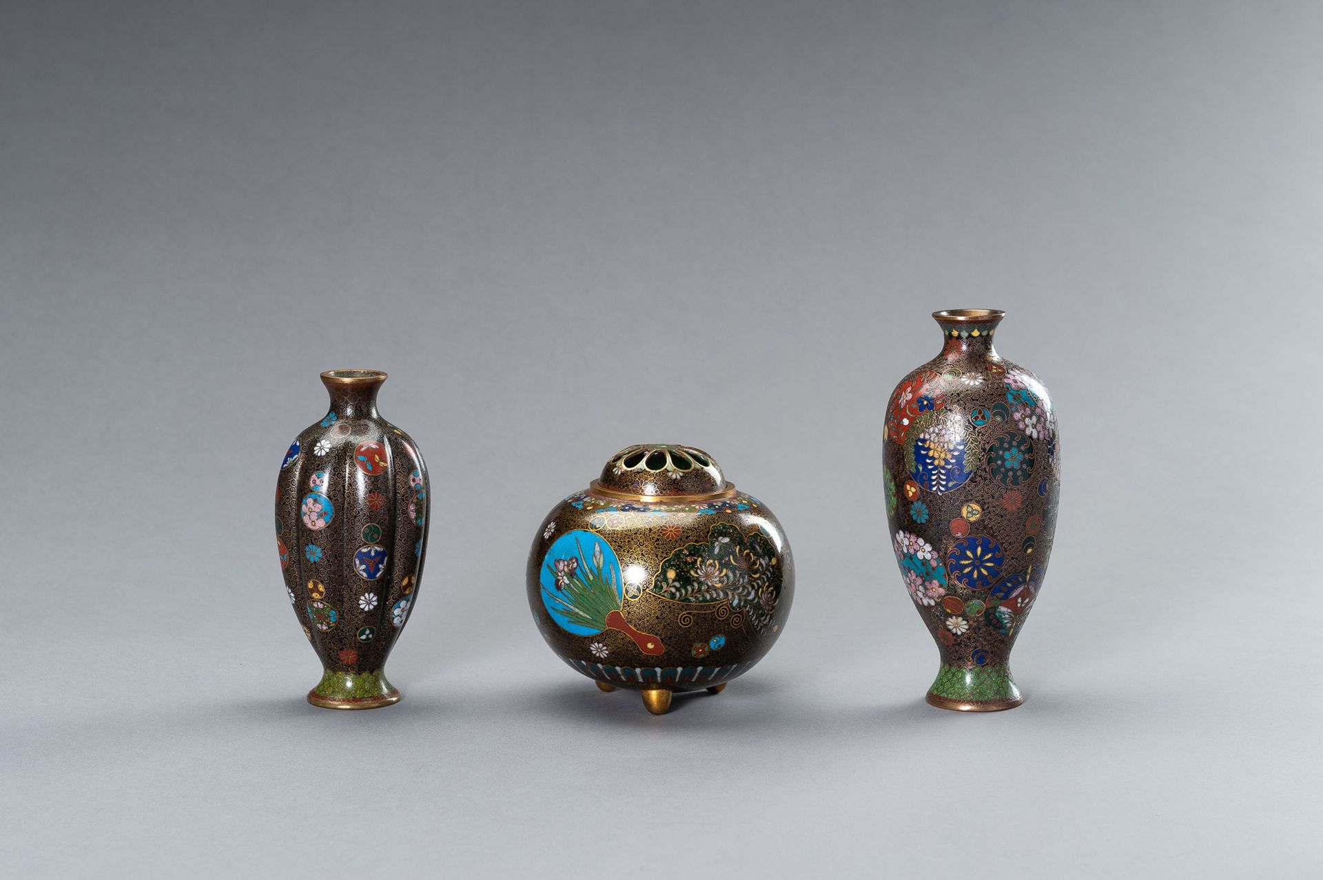 TWO GINBARI CLOISONNÉ VASES AND A CLOISONNÉ KORO (INCENSE BURNER) 两个景泰蓝花瓶和一个景泰蓝炉&hellip;