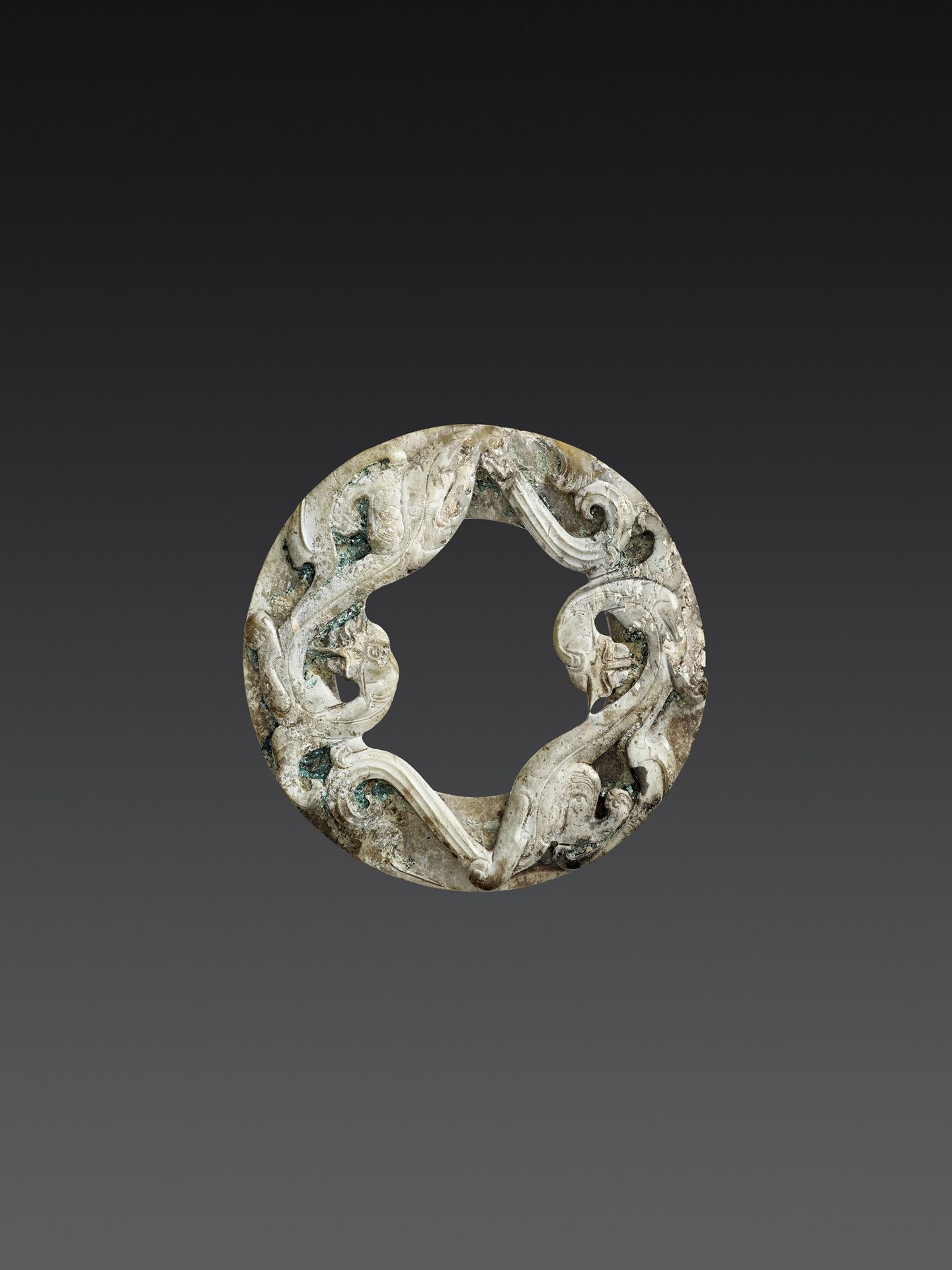 A HAN JADE RING ORNAMENT WITH COILED CHILONG HAN-JADE-RING ORNAMENT MIT GEWINDET&hellip;