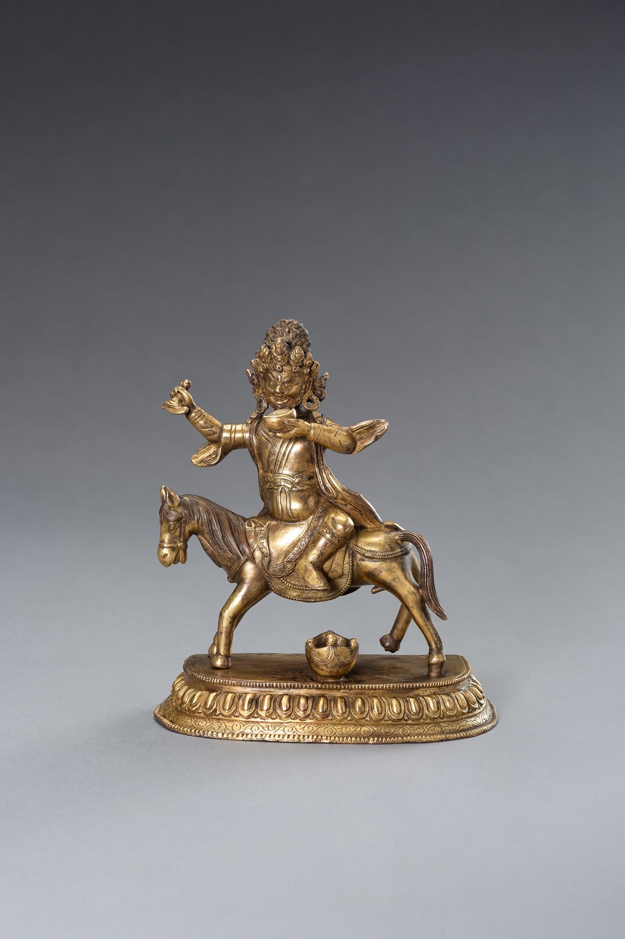 A TIBETAN GILT BRONZE FIGURE OF PALDEN LHAMO ON A HORSE 西藏鎏金铜像：Palden LHAMO骑马图
西&hellip;
