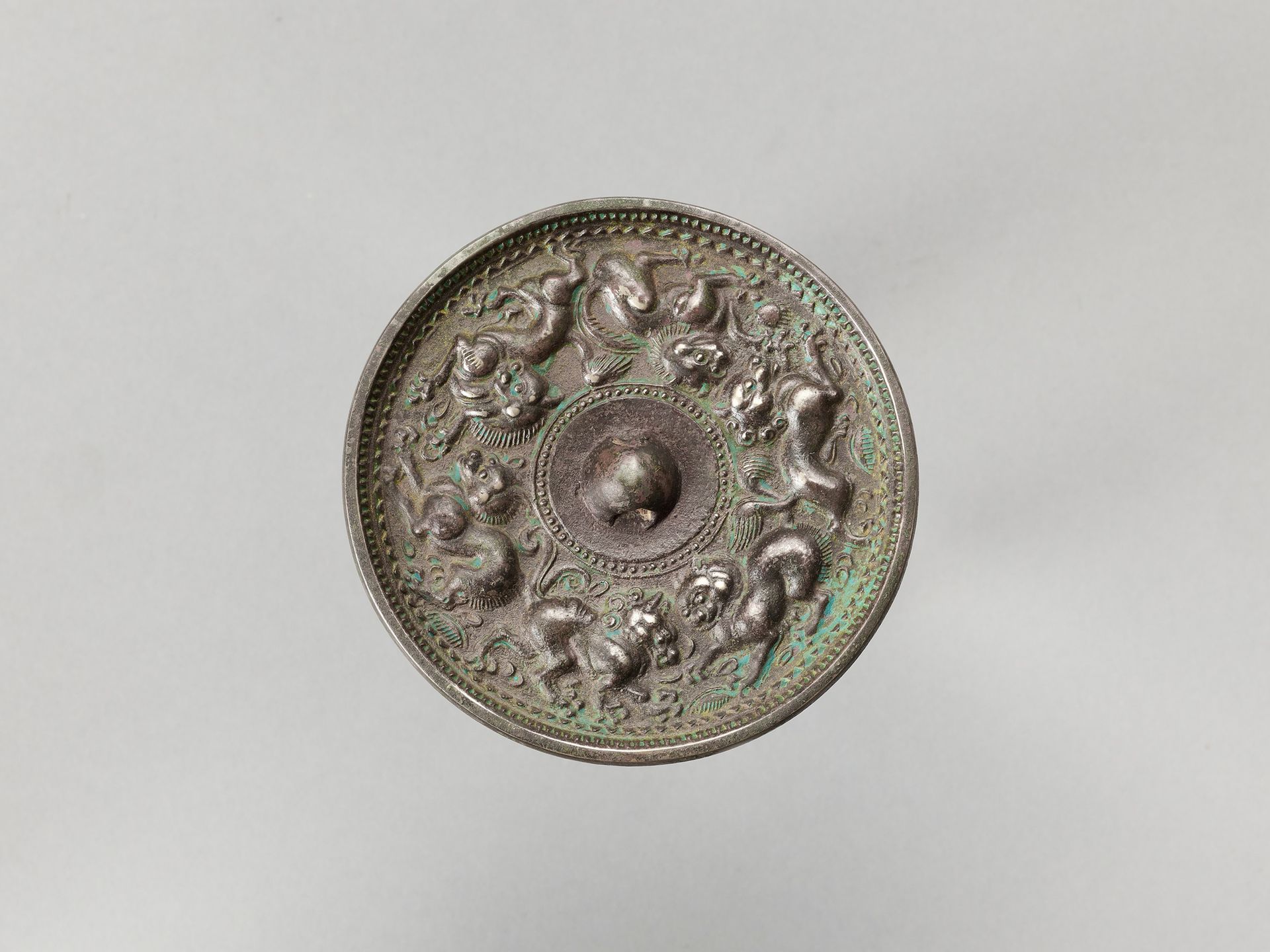 A CIRCULAR BRONZE MIRROR WITH ANIMALS 圆环形铜镜与动物
中国，晚清时期。

狀況良好，有侵蝕的痕跡，有銅紅、銅綠的地方。状&hellip;