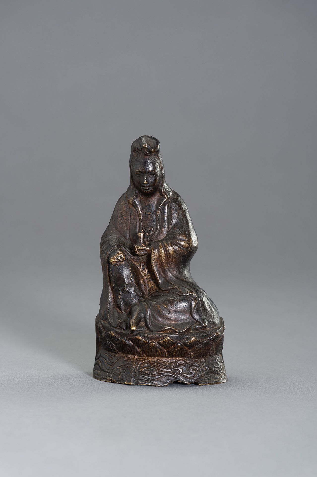 A Bronze Figure of Guanyin FIGURE EN BRONZE DE GUANYIN
Chine du Sud, fin de la d&hellip;