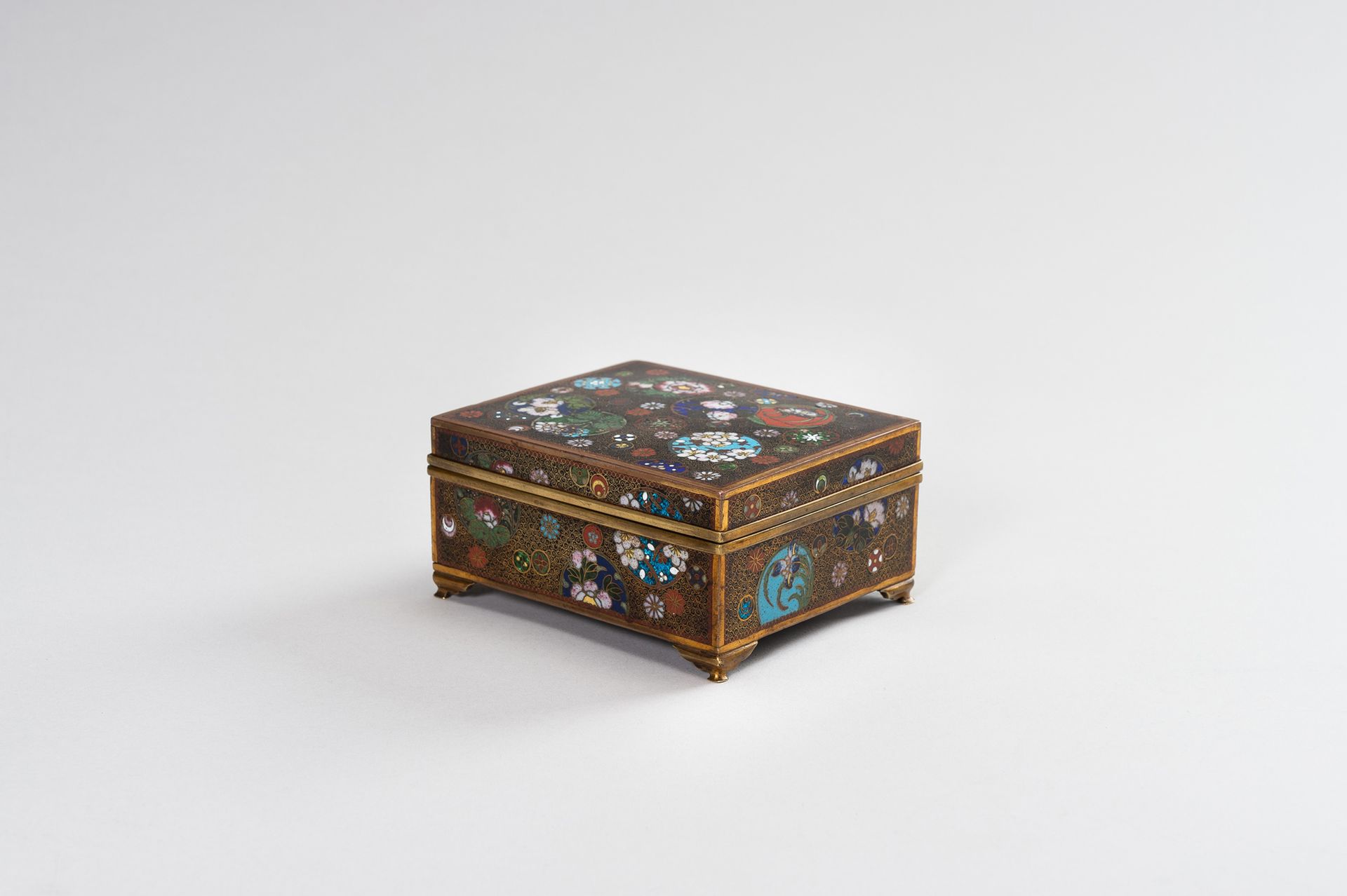 A GINBARI CLOISONNÈ BOX AND COVER 景泰蓝盒和盖子
日本，明治时期（1868-1912）

长方形的景泰蓝盒，有四个支架脚，盖子&hellip;