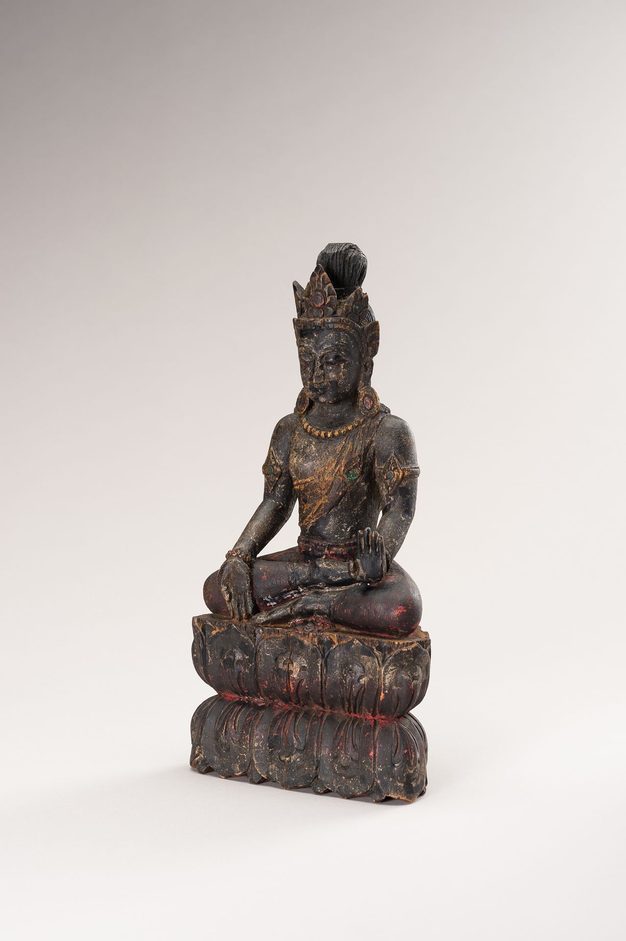 A POLYCHROME WOOD FIGURE OF A BODHISATTVA 菩提萨埵木雕像
西藏，19世纪末至20世纪初。坐在高高的双莲座上的阿达帕玛斯&hellip;