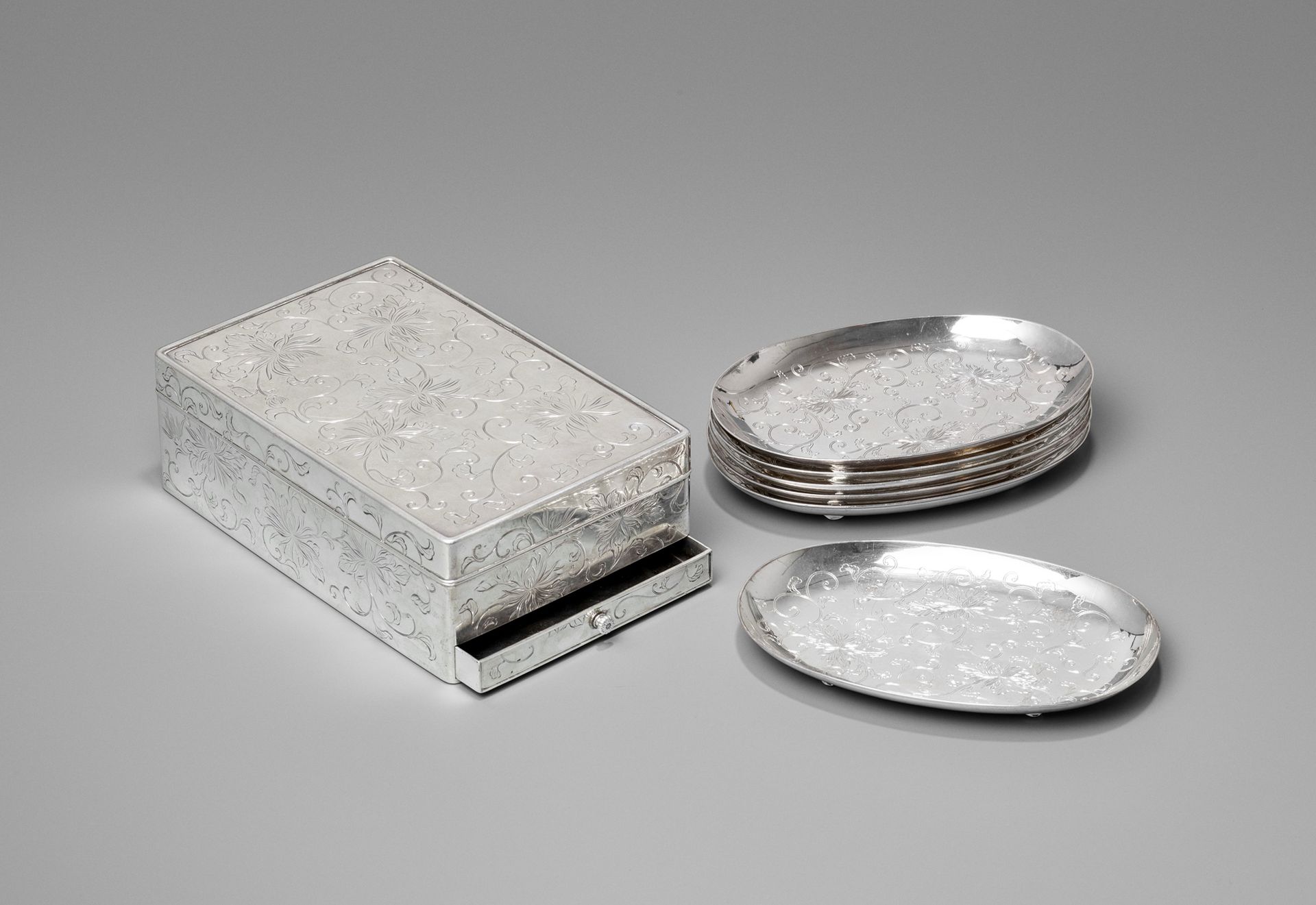 HIRATA SHIGEMITSU: A SET OF SILVER BOX AND COVER AND SIX SILVER TRAYS 平田重光。一套银质盒&hellip;