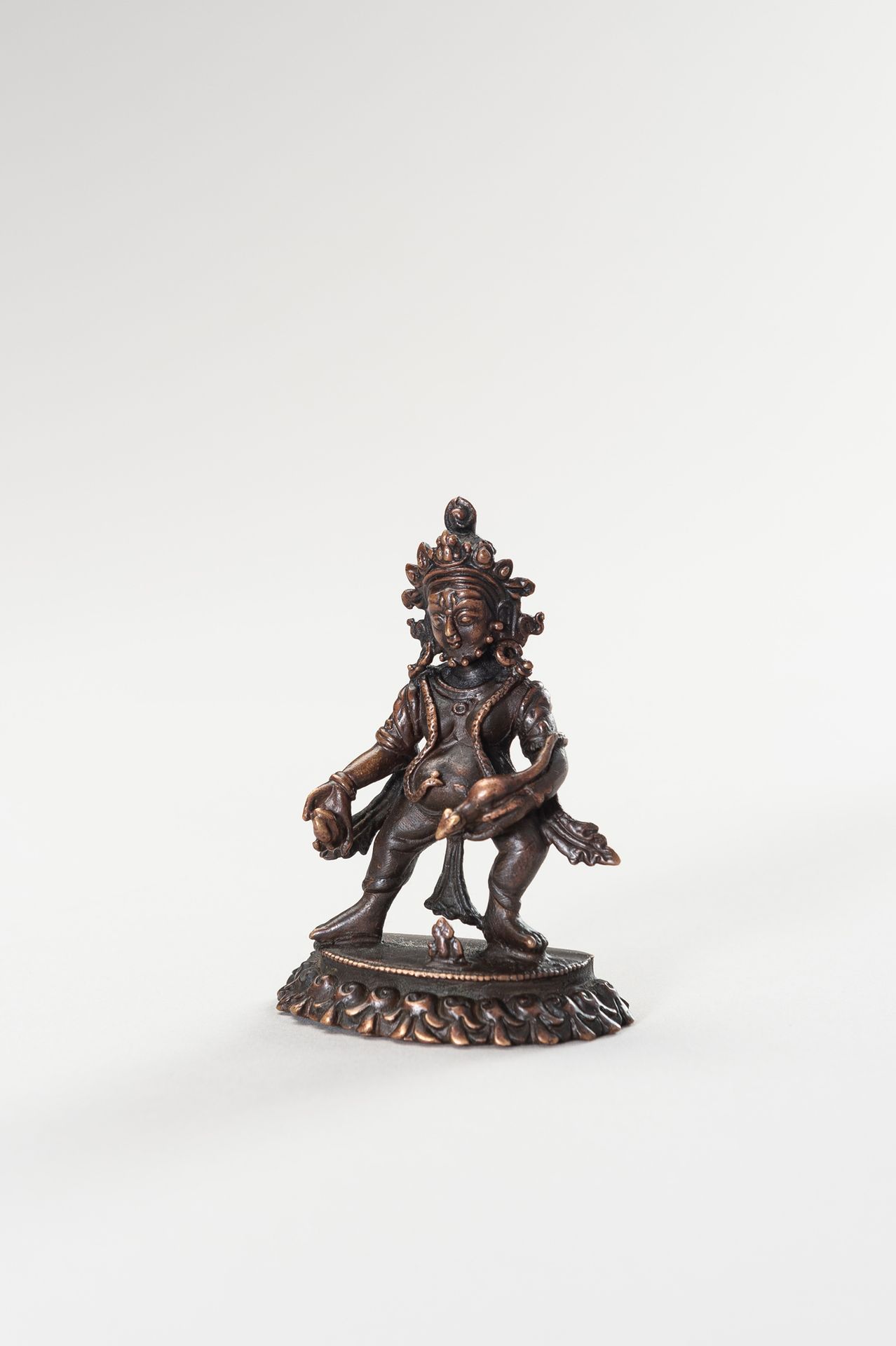 A MINIATURE COPPER ALLOY FIGURE OF KUBERA 小型铜合金库巴拉雕像
汉藏，18至19世纪。站在珠子底座上的pratyali&hellip;