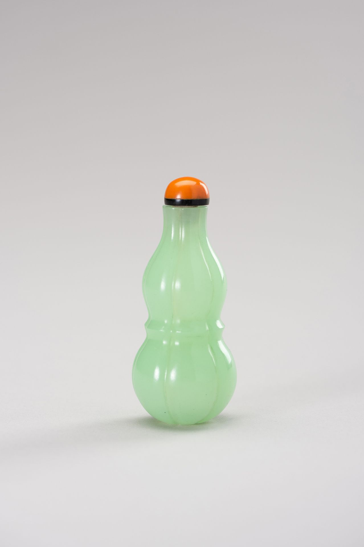 A FINE GREEN DOUBLE GOURD GLASS SNUFF BOTTLE Feine grüne Doppelkürbis-Glasflasch&hellip;