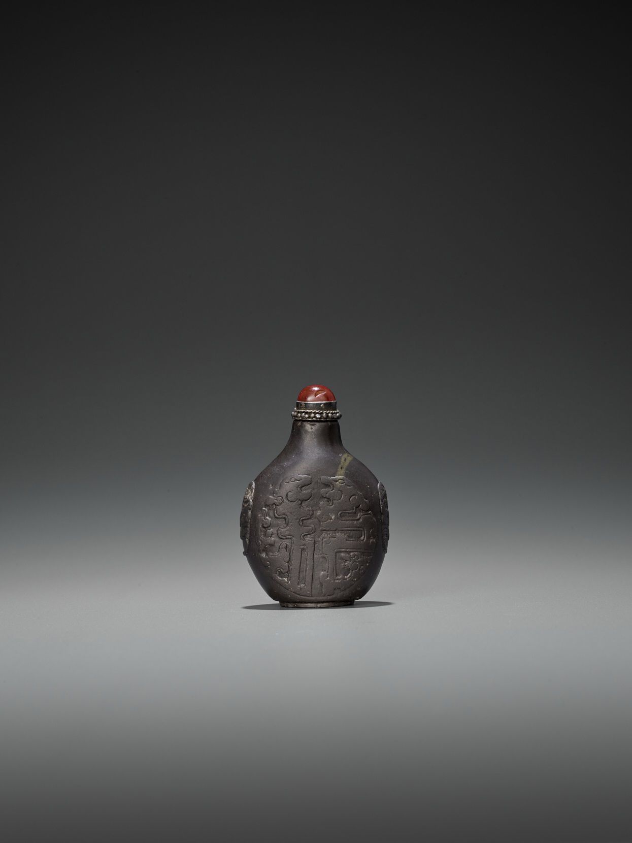 一个精雕细琢的端石鼻烟壶中国，清末（1644-1912）。卵圆形，椭圆形底