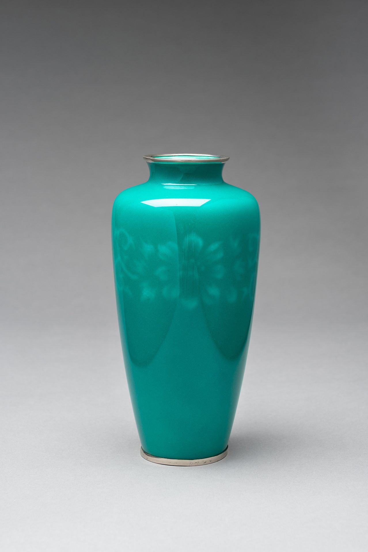 A LARGE ANDO STYLE CLOISONÉ ENAMEL VASE 大型安藤风格CLOISONÉ珐琅彩花瓶
日本，大正至昭和初期（1921-1945&hellip;